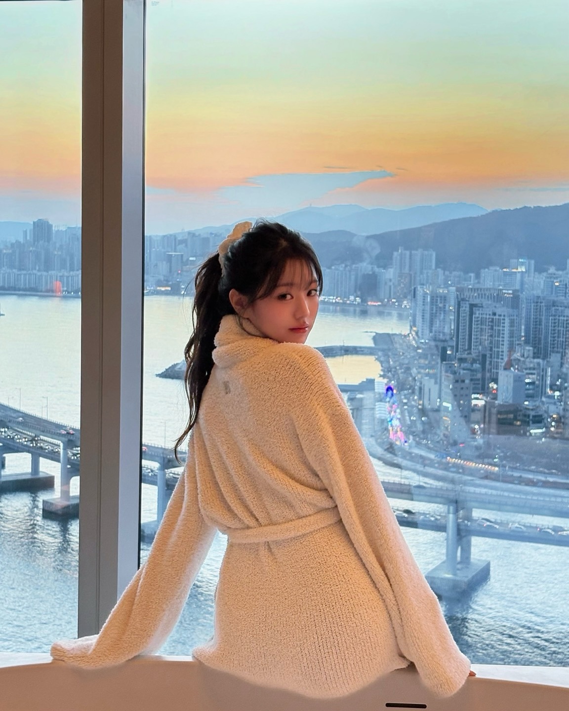 장원영의 호텔📸  배워보자🔍

아이브 장원영이 최근 부산 호텔에서 사진을 업로드했습니다. 장원영은 종종 호텔에서 찍은 사진을 올리곤 하는데요. 호캉스를 갈 때, 우리도 장원영의 사진을 참고해 찍어보는 건 어떨까요? 장원영의 호텔 사진 중에는 호텔에서 보이는 풍경과 함께 찍은 사진이 많은데요. 뷰가 좋은 호텔에 간다면, 이렇게 찍어보세요. 뷰가 없다면? 룸서비스를 먹는 모습을 촬영해도 됩니다. 멋진 뷰도, 룸서비스도 없다면 침대에서 핸드폰을 보는 모습을 찍어도 좋습니다.

슬라이드를 넘겨 장원영의 다양한 호텔 사진을 감상해보시고, 호캉스 갈 때 이 사진들을 레퍼런스 삼아 찍어봅시다! 이미지
