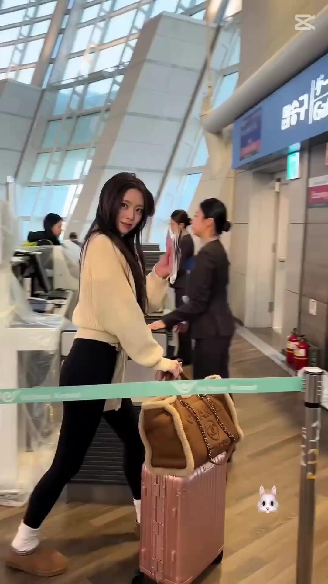 점심 식사 후 보는🖤유나 레깅스핏
넘 예쁜 공항패션 조합, 레깅스 + 어그부츠💛🏃🏻‍♀️ 이미지