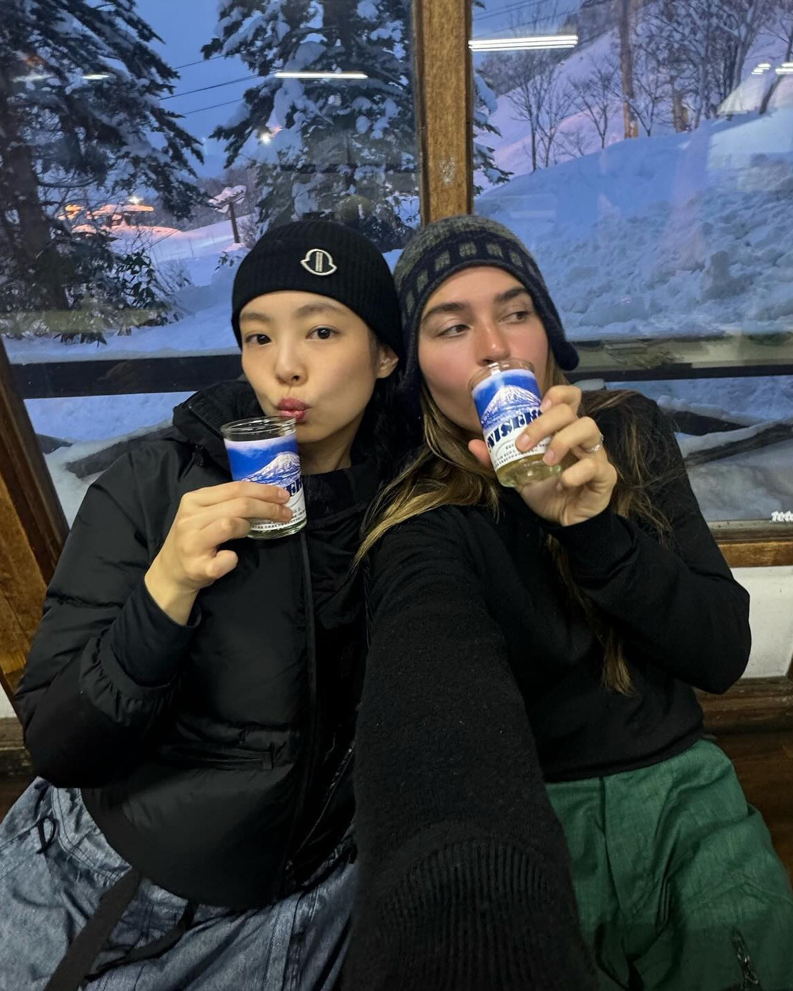 제니는 지금 스키장 즐기는 중🎿
나도 이번 주말에 @친구랑 스키장 갈까?🤔 이미지2