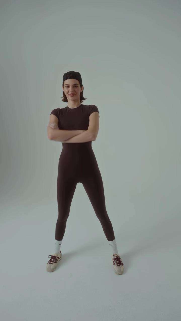 켄달제너 25년 운동복 픽💙🤎

켄달제너와 함께하는 아다놀라, 완벽한 데일리 유니폼.

영국 기반의 액티브웨어 브랜드 아다놀라(Adanola)의 2025년 최신 캠페인에 켄달 제너와 함께하며, 운동과 일상 생활 모두에 적합한 다재다능한 스타일을 선보였습니다.

이번 캠페인에서 켄달은 아다놀라의 시그니처 아이템인 레깅스, 스포츠 브라, 오버사이즈 스웻셔츠 등을 착용하며, 편안함과 세련미를 동시에 강조했습니다. 

이번 컬렉션은 1월 8일 오후 2시(미 동부 표준시)에 공식 출시되며, 아다놀라의 온라인 스토어를 통해 구매할 수 있습니다. 가격대는 $38에서 $130 사이로 책정되었습니다.
 이미지