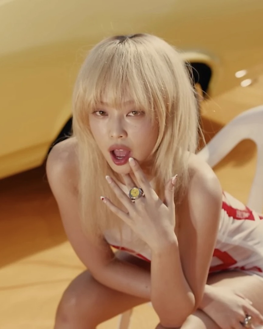 카시오에서 출시되는 반지 시계⌚️

카시오에서 최초로 선보이는 반지 크기의 시계가 카시오 50주년 기념으로 출시됩니다. 90년대에 핫했던 반지 시계가 얼마 전부터 다시 주목받고 있죠. 제니가 만트라 뮤직비디오(사진2)와 무대에서(사진3) 착용하고 나오기도 했고, 메종 마르지엘라가 타이맥스와 협업한 시계 반지(사진4)가 큰 인기를 끌기도 했는데요. 이번에는 카시오에서 반지 시계를 선보입니다.

카시오의 스테디셀러인 지샥(G-Shock)을 재해석한 디자인으로, 초 단위까지 표시되는 시계와 달력, 듀얼 타임, 스톱워치 기능이 탑재되었습니다. 발매일은 1월 10일, 바로 오늘입니다. 지코스모 자사몰과 무신사에서는 추첨으로 판매되며, 이태원 플래그십 스토어와 일부 백화점에서는 선착순으로 소량 판매됩니다.

소매가 긴 옷을 자주 입는 겨울, 손목시계 대신 반지 시계로 스타일링해보세요. 가격은 19만 원입니다. 이미지