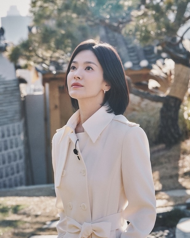 혜교언니 유퀴즈 착장 알아보자🔍

배우 송혜교가 어제 23년 만에 토크쇼에 출연했죠. ‘검은 수녀들’ 홍보차 나온 것인데요. 솔직한 이야기를 하며 다양한 매력을 보여주었습니다. ‘유 퀴즈 온 더 블럭’에서 그녀의 이야기뿐 아니라 깔끔한 올 화이트 착장도 화제가 되었죠. 화이트 컬러의 트렌치코트와 팬츠 조합에 심플한 귀걸이로 세련된 룩을 선보였습니다.

트렌치코트와 팬츠는 모두 송혜교가 모델로 활동 중인 미샤(MICHAA) 제품입니다. 클래식 벨티드 트렌치코트의 가격은 109만 원, 레직기 세미 부츠컷 팬츠는 45만 9천 원입니다. 귀걸이 역시 그녀가 앰배서더로 활동 중인 쇼메(CHAUMET) 제품입니다. 쇼메의 ‘BEE MY LOVE 후프 이어링’ 화이트 골드 제품으로, 649만 원입니다.

군더더기 없이 깔끔한 룩을 보여준 송혜교의 ‘유 퀴즈 온 더 블럭’ 스타일! 깔끔한 룩이 필요할 때는 혜교 언니의 유퀴즈 룩을 참고해보세요! 이미지1