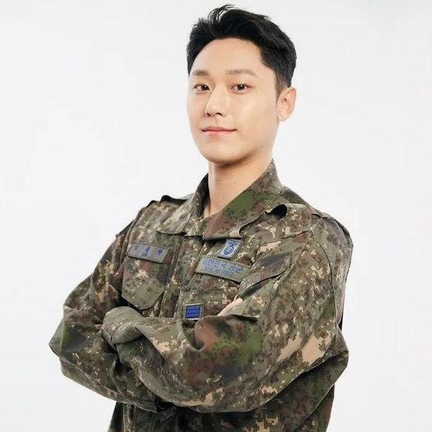 혹싀 퍼스널 컬러가 군복..?💚

국군의 날 특집 무대로 역주행을 이룬 데이식스와 우즈(Woodz), 그리고 군복을 완벽하게 소화한 정해인과 이도현까지! 이들은 마치 군복이 그들의 퍼스널 컬러인 듯한 모습이었죠. 그렇다면 여러분의 마음을 사로잡은 군복 셀럽은 누구였나요?✨ 이미지