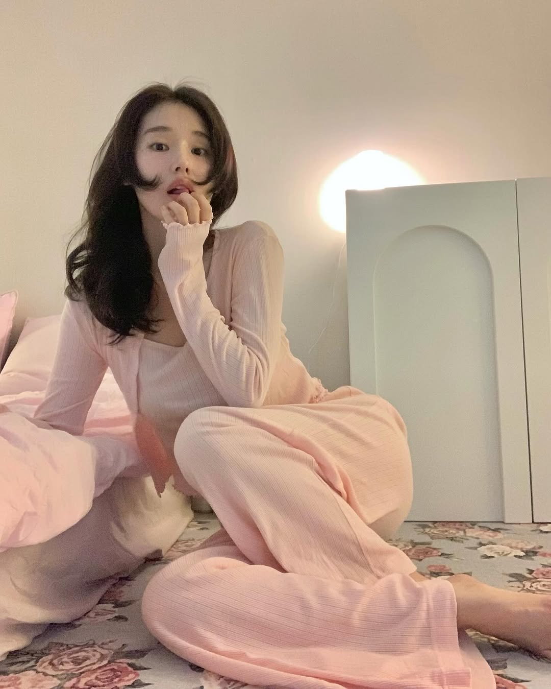 셀럽 픽 파자마🛌 '스내피커들'

많은 셀럽들이 사랑하는 파자마 브랜드, Snappycuddle! 의외로 삶의 질을 높여주는 아이템 중 하나가 바로 파자마인데요. 추운 겨울, 포근한 파자마를 입고 집에서 따뜻한 시간 보내는 건 어떠세요?💖 이미지3