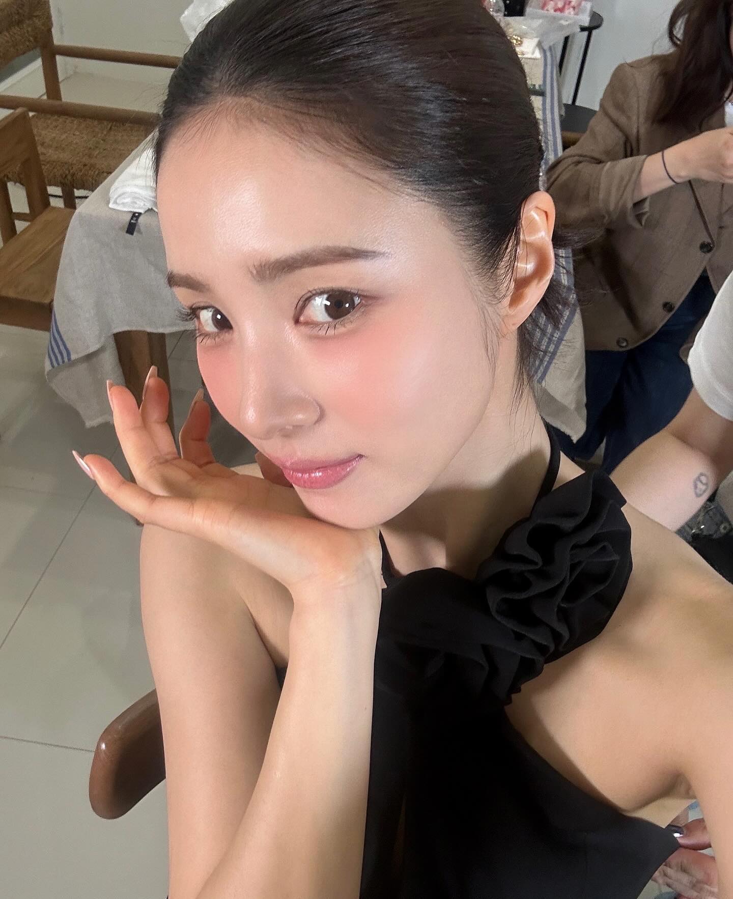 동글동글 잘 빚은 완벽두상 셀럽🖤

성형으로도 바꾸기 어려운 부분이 바로 두상이죠! 타고난 동글동글한 예쁜 두상을 가진 셀럽들은 누구일지 함께 살펴볼까요?👀

1. 신세경
2. 카리나
3. 김고은
4. 리아 이미지