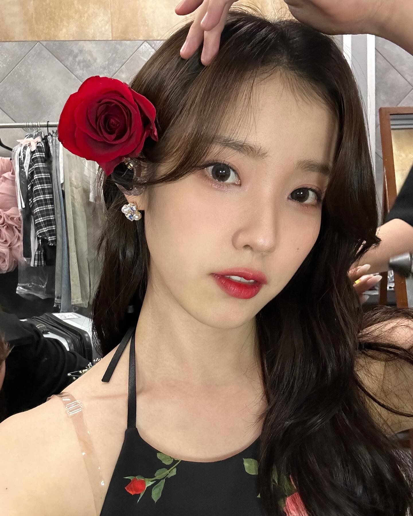 퍼스널컬러로 본 사계절 셀럽들☀️

퍼스널컬러 하나만 알아도 나에게 맞는 스타일을 찾을 수 있어 많은 사람들이 관심을 가지는 주제인데요. 그래서 준비한, 퍼스널 컬러별 대표하는 셀럽들을  소개합니다.❤️ 자신에게 어울리는 컬러를 찾아, 찰떡같은 스타일링에 도전해보세요!

1. 봄
라이트 - 윤아
브라이트 - 아이유

2. 여름
라이트 - 아이린
뮤트 - 문채원

3. 가을
뮤트 - 이성경
딥 - 제니

4. 겨울
브라이트 - 선미
딥 - 임지연 이미지2