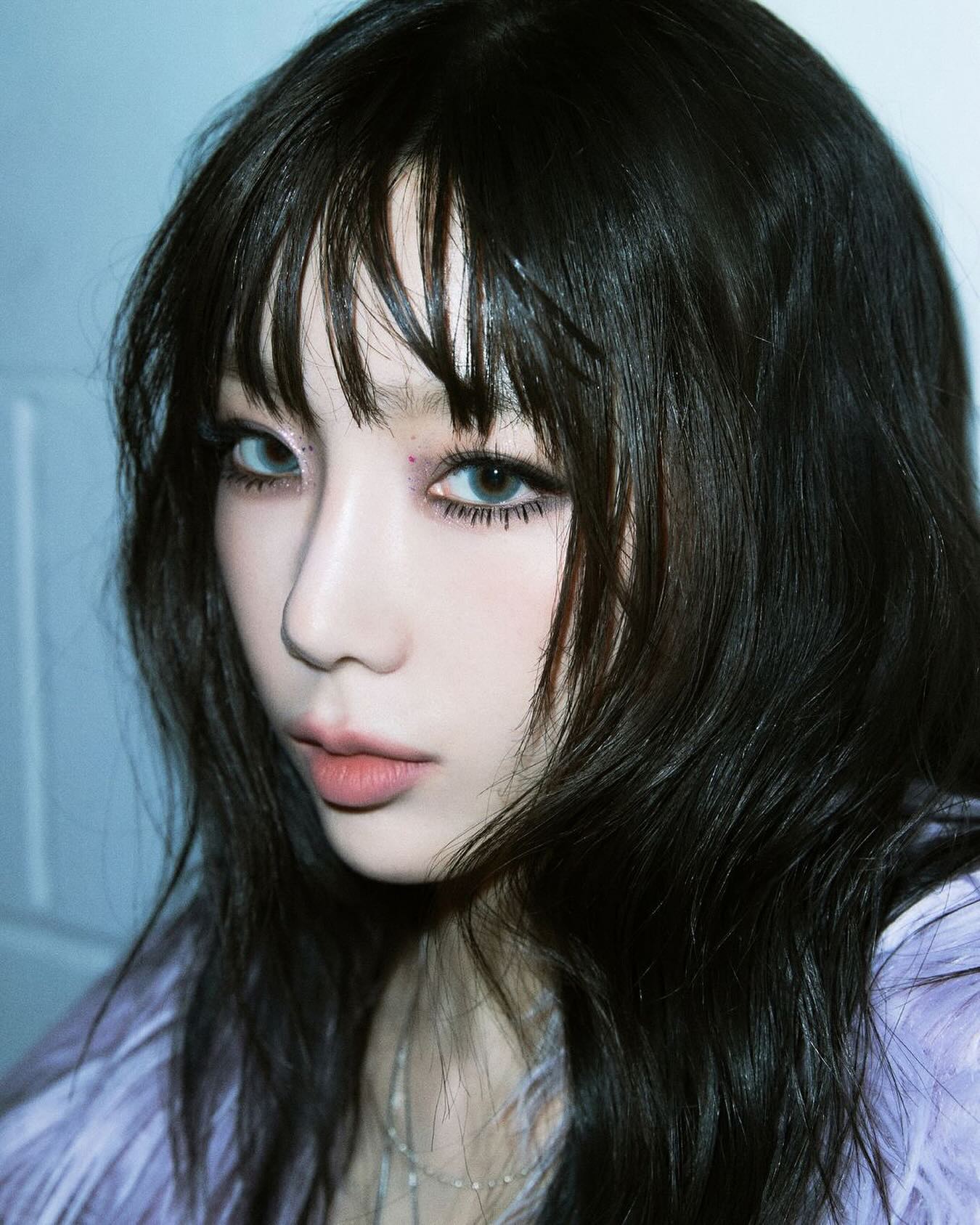 특별한 날, 어느 샵으로 가지❓🧐
메이크업을 받아야 할 때가 있죠. 그럴 때면 연예인들이 다니는 곳이 어디인지 찾아보게 되는데요. 여러 셀럽들이 다니는 샵을 정리해 보았습니다.
첫 번째로, 빗앤붓(@bit.boot)입니다. 로제, 르세라핌, 트와이스, NCT를 담당하고 있는데요. 핫했던 트와이스의 과즙 메이크업을 선보이기도 했습니다.
두 번째로, 키츠(@kitts_hairmakeup)는 제니, 에스파, 태연, 뉴진스, 변우석을 담당하고 있습니다. 특히 컨셉추얼한 메이크업에서 강점이 돋보이는 샵입니다.
세 번째로, 위위아뜰리에(@ouiouia_hair_makeup)입니다. 아이브, 고윤정, 아이유, 권은비 등 여자 셀럽들을 많이 담당하고 있네요!
슬라이드를 넘겨 각 샵의 메이크업 스타일을 확인해 보시고, 원하는 스타일이 있다면 특별한 날을 위해 저장해 둡시다. 이미지4