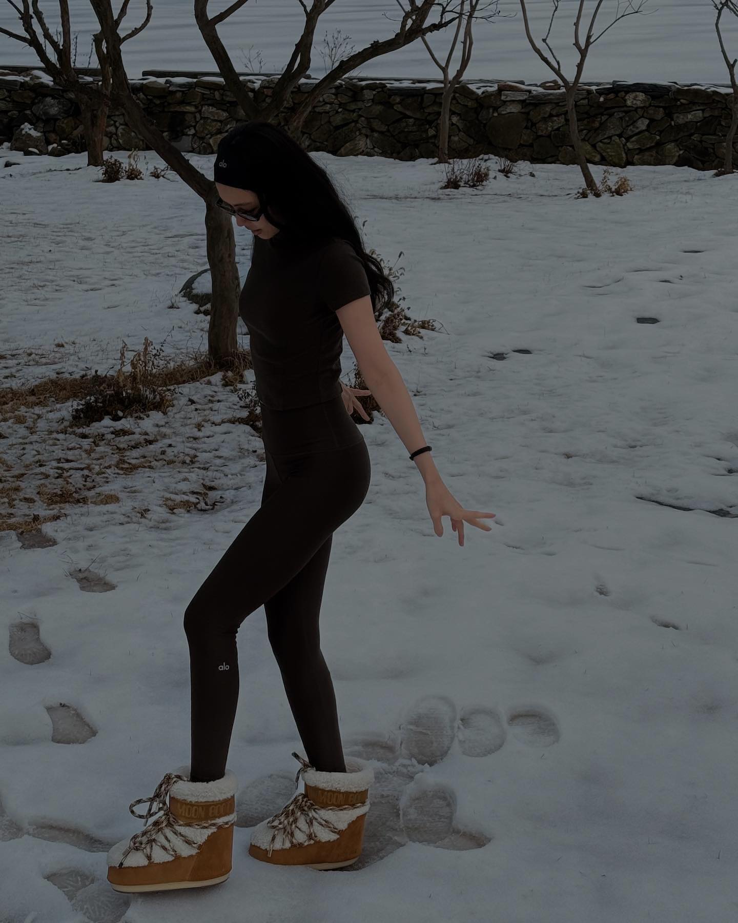 손나은하면 = 레깅스🖤
레깅스+문부츠 조합으로 올겨울 스타일리쉬하게✨ 이미지3