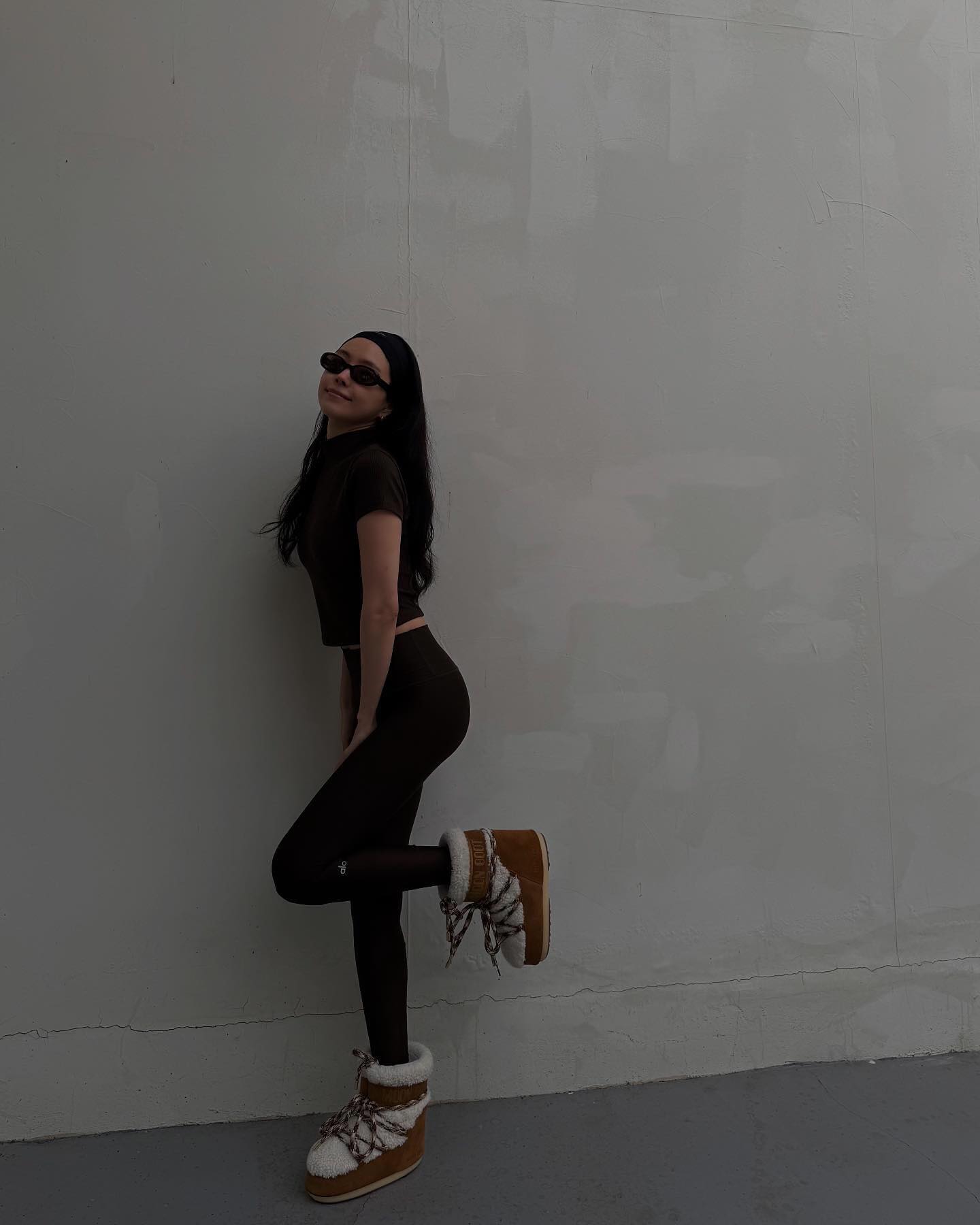 손나은하면 = 레깅스🖤
레깅스+문부츠 조합으로 올겨울 스타일리쉬하게✨ 이미지5