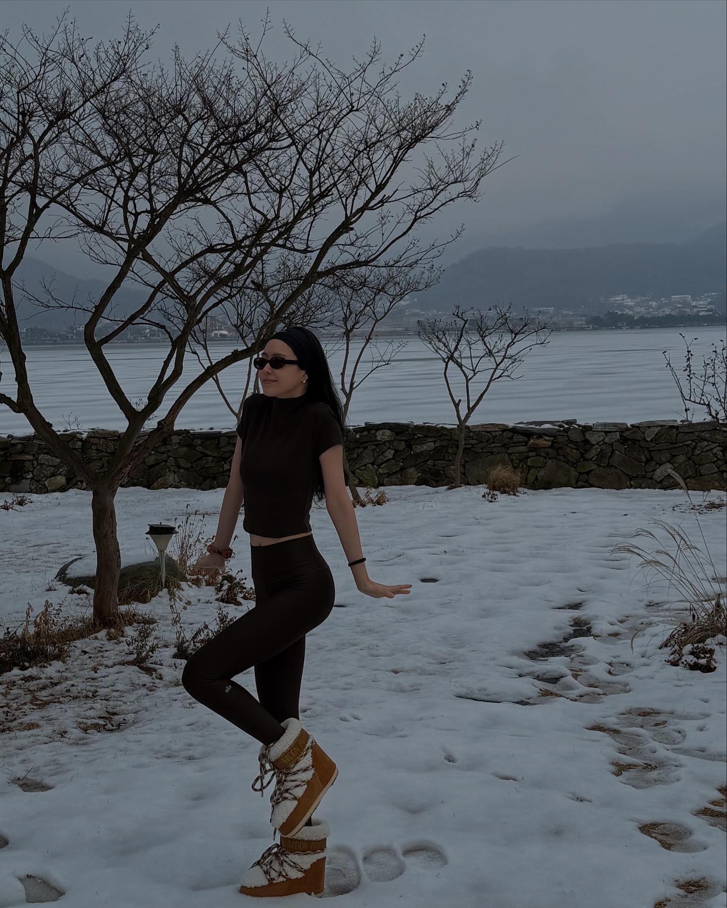 손나은하면 = 레깅스🖤
레깅스+문부츠 조합으로 올겨울 스타일리쉬하게✨ 이미지