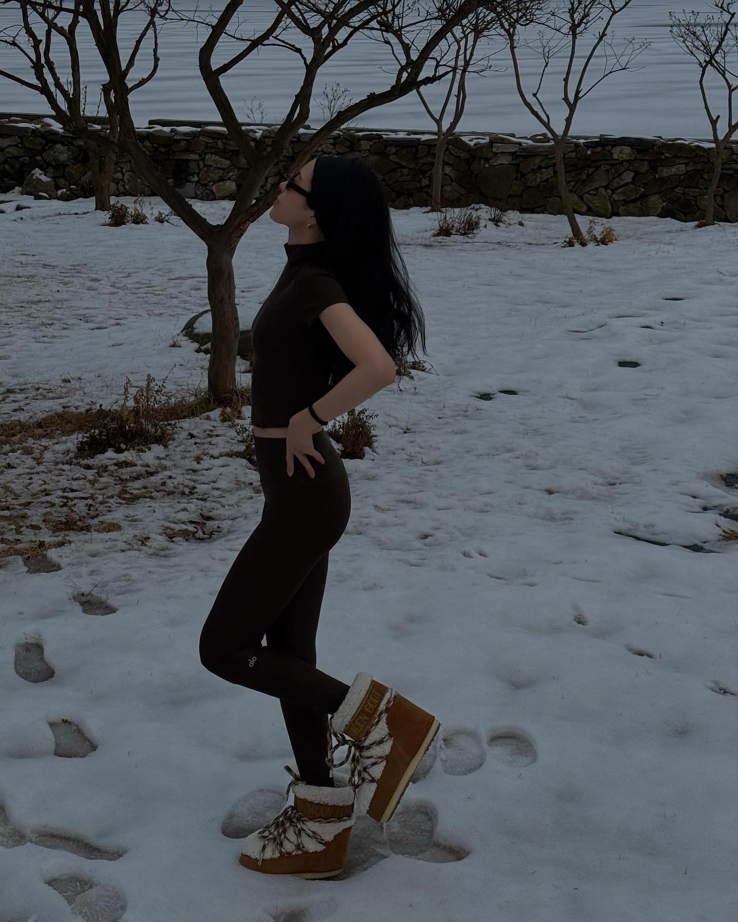 손나은하면 = 레깅스🖤
레깅스+문부츠 조합으로 올겨울 스타일리쉬하게✨ 이미지7