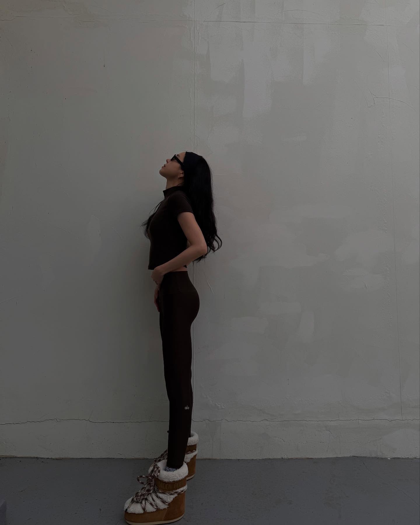 손나은하면 = 레깅스🖤
레깅스+문부츠 조합으로 올겨울 스타일리쉬하게✨ 이미지9