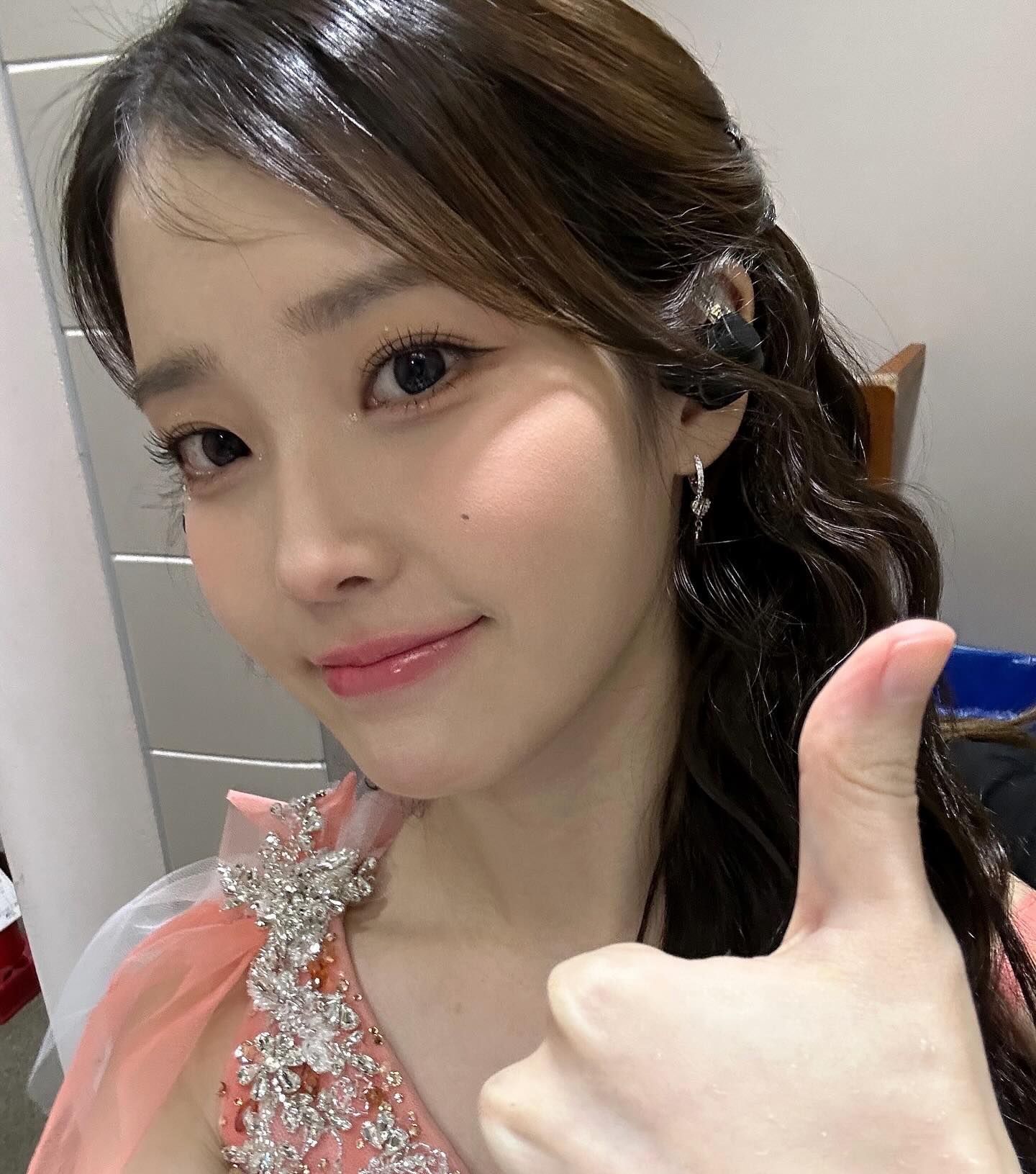 특별한 날, 어느 샵으로 가지❓🧐
메이크업을 받아야 할 때가 있죠. 그럴 때면 연예인들이 다니는 곳이 어디인지 찾아보게 되는데요. 여러 셀럽들이 다니는 샵을 정리해 보았습니다.
첫 번째로, 빗앤붓(@bit.boot)입니다. 로제, 르세라핌, 트와이스, NCT를 담당하고 있는데요. 핫했던 트와이스의 과즙 메이크업을 선보이기도 했습니다.
두 번째로, 키츠(@kitts_hairmakeup)는 제니, 에스파, 태연, 뉴진스, 변우석을 담당하고 있습니다. 특히 컨셉추얼한 메이크업에서 강점이 돋보이는 샵입니다.
세 번째로, 위위아뜰리에(@ouiouia_hair_makeup)입니다. 아이브, 고윤정, 아이유, 권은비 등 여자 셀럽들을 많이 담당하고 있네요!
슬라이드를 넘겨 각 샵의 메이크업 스타일을 확인해 보시고, 원하는 스타일이 있다면 특별한 날을 위해 저장해 둡시다. 이미지8