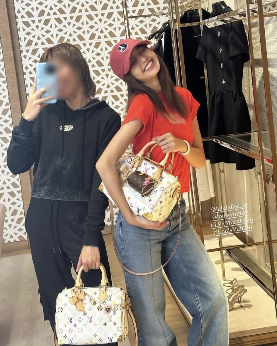 루이비통 무라카미, 실물 구경🔍

20년 만에 다시 돌아온 루이비통과 무라카미 다카시의 콜라보레이션이 발매되면서 셀럽들의 착용샷도 화제가 되고 있는데요. 궁금했던 루이비통 × 무라카미 콜라보의 실물 사진, 같이 살펴볼까요?

혜리는 알마 비비를 선택했습니다. 핸들, 크로스 모두 가능한 모델이라 꾸준히 사랑받는 제품이죠. 리사와  모델 아이린 모두 스피디 모델을 착용하고 있네요! 리얼웨이에서도 최근 자주 등장했던 스피디 제품이죠. 스테디셀러인 만큼 활용도 또한 뛰어난 가방입니다. 모델 YOYO CAO 역시 스피디 제품을 선택했는데요. 나노 사이즈에 백참으로 꾸민 모습이 인상적입니다.

키스 오브 라이프의 나띠는 포쉐트 악세수아 모델을 착용하고 있습니다. 심플한 룩에 포인트 주기 좋은 미니백이네요.

셀럽들이 착용한 루이비통 × 무라카미 에디션을 살펴보았습니다. 20년 전, 엄마가 사둔 무라카미 에디션이 옷장 속에 잠들어 있을지도 모르니, 드레스룸을 먼저 확인해 보는 건 어떨까요? 이미지