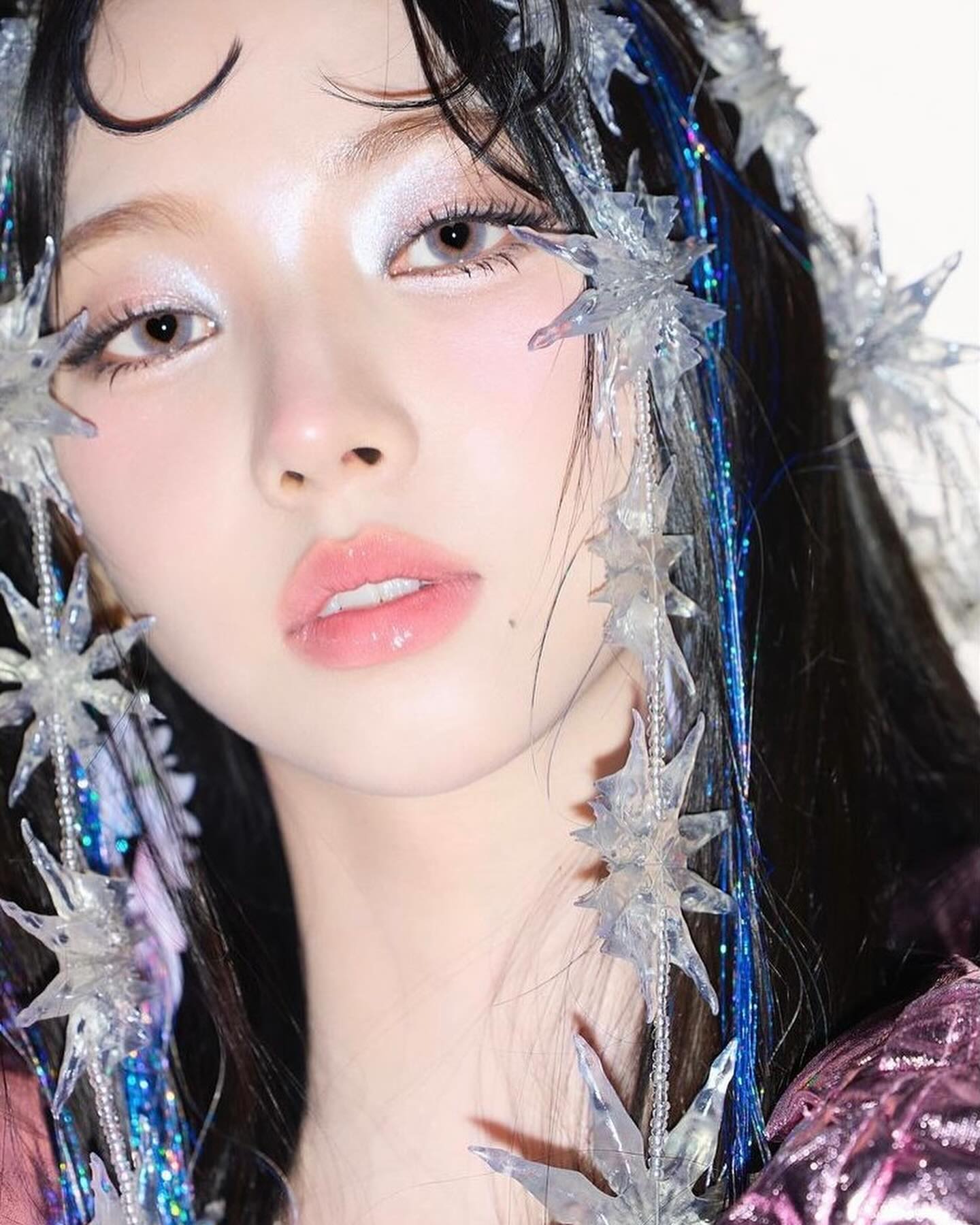 특별한 날, 어느 샵으로 가지❓🧐

메이크업을 받아야 할 때가 있죠. 그럴 때면 연예인들이 다니는 곳이 어디인지 찾아보게 되는데요. 여러 셀럽들이 다니는 샵을 정리해 보았습니다.

첫 번째로, 빗앤붓(@bit.boot)입니다. 로제, 르세라핌, 트와이스, NCT를 담당하고 있는데요. 핫했던 트와이스의 과즙 메이크업을 선보이기도 했습니다.

두 번째로, 키츠(@kitts_hairmakeup)는 제니, 에스파, 태연, 뉴진스, 변우석을 담당하고 있습니다. 특히 컨셉추얼한 메이크업에서 강점이 돋보이는 샵입니다.

세 번째로, 위위아뜰리에(@ouiouia_hair_makeup)입니다. 아이브, 고윤정, 아이유, 권은비 등 여자 셀럽들을 많이 담당하고 있네요!

슬라이드를 넘겨 각 샵의 메이크업 스타일을 확인해 보시고, 원하는 스타일이 있다면 특별한 날을 위해 저장해 둡시다. 이미지