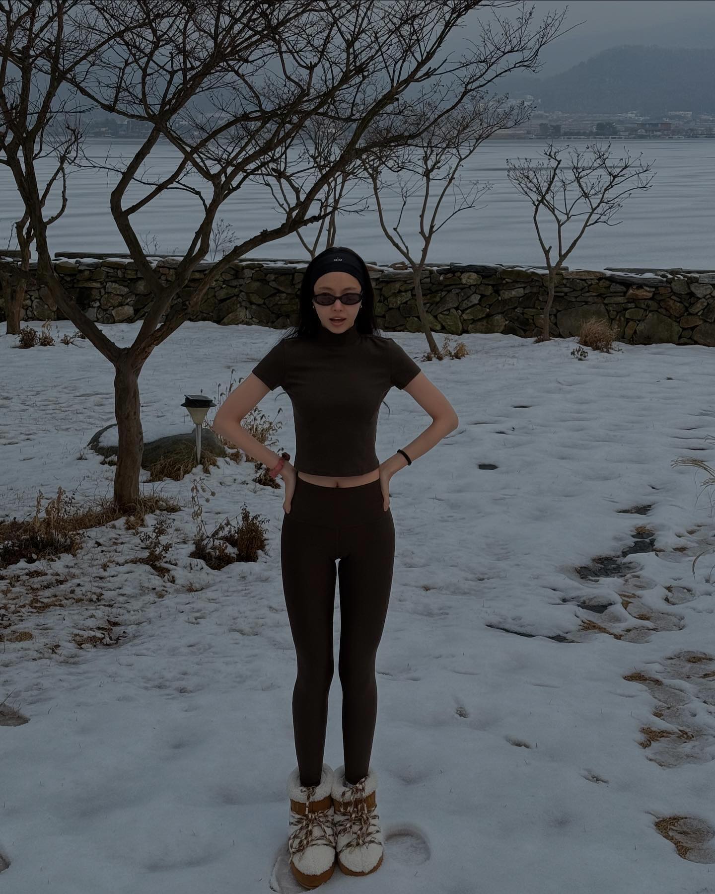 손나은하면 = 레깅스🖤
레깅스+문부츠 조합으로 올겨울 스타일리쉬하게✨ 이미지2