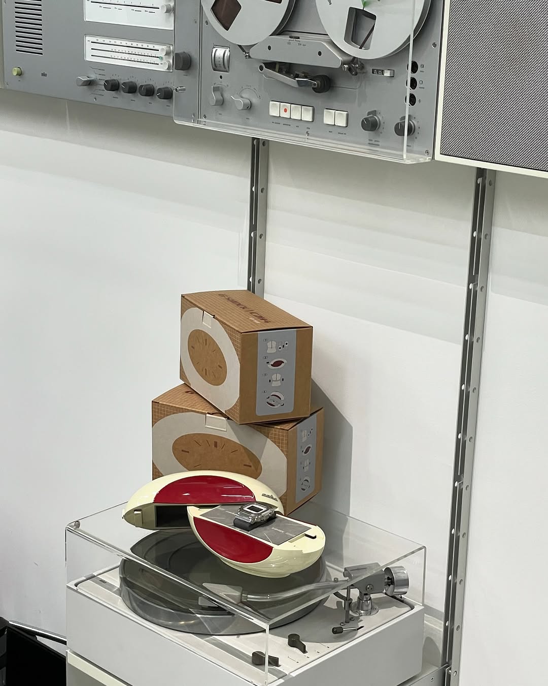 미래지향적인 C2H4 지샥🛸
2025년 1월, LA 기반 스트릿웨어 브랜드 C2H4와 G-SHOCK이 협업해 GM-5600 '스페이스 에이지'를 선보였습니다. 스테인리스 스틸 베젤과 반투명 회색 레진 스트랩에 레드 포인트를 더했으며, 다이얼은 그리드 패턴으로 사이버펑크적 감각을 강조했는데요.
1970년대 ATC Genie Telephone에서 영감을 받은 캡슐형 패키지는 오프 화이트와 레드 포인트, 하단 인쇄물이 특징입니다. 이미지6