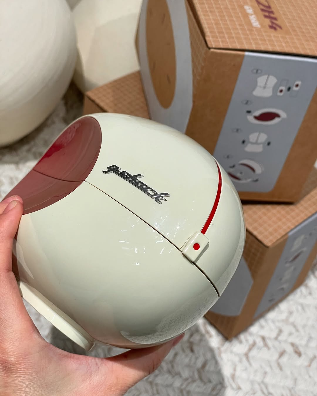 미래지향적인 C2H4 지샥🛸
2025년 1월, LA 기반 스트릿웨어 브랜드 C2H4와 G-SHOCK이 협업해 GM-5600 '스페이스 에이지'를 선보였습니다. 스테인리스 스틸 베젤과 반투명 회색 레진 스트랩에 레드 포인트를 더했으며, 다이얼은 그리드 패턴으로 사이버펑크적 감각을 강조했는데요.
1970년대 ATC Genie Telephone에서 영감을 받은 캡슐형 패키지는 오프 화이트와 레드 포인트, 하단 인쇄물이 특징입니다. 이미지2