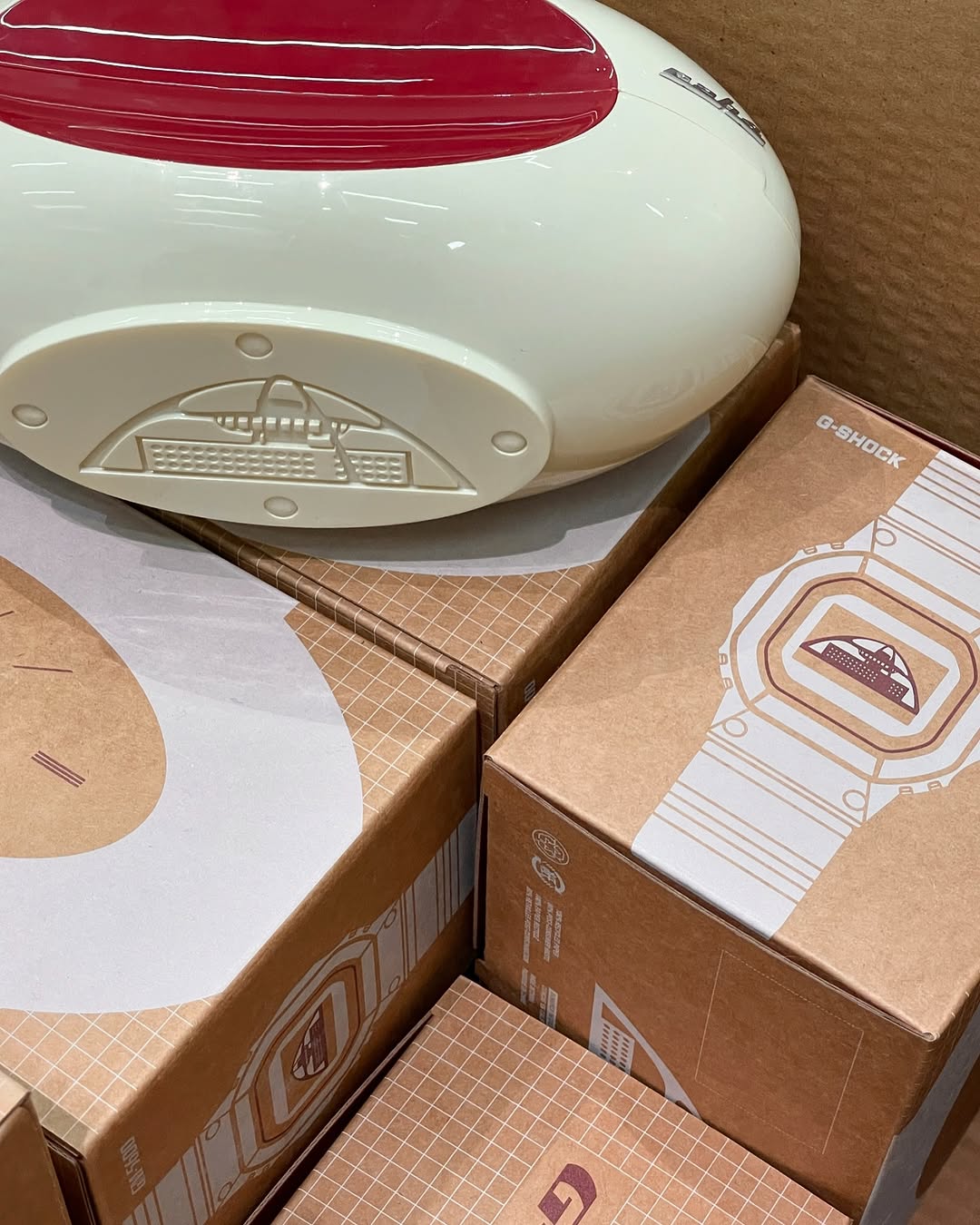 미래지향적인 C2H4 지샥🛸
2025년 1월, LA 기반 스트릿웨어 브랜드 C2H4와 G-SHOCK이 협업해 GM-5600 '스페이스 에이지'를 선보였습니다. 스테인리스 스틸 베젤과 반투명 회색 레진 스트랩에 레드 포인트를 더했으며, 다이얼은 그리드 패턴으로 사이버펑크적 감각을 강조했는데요.
1970년대 ATC Genie Telephone에서 영감을 받은 캡슐형 패키지는 오프 화이트와 레드 포인트, 하단 인쇄물이 특징입니다. 이미지5