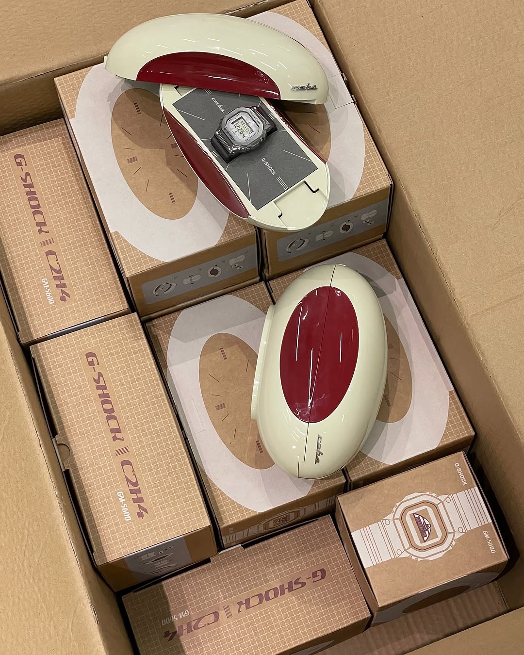 미래지향적인 C2H4 지샥🛸
2025년 1월, LA 기반 스트릿웨어 브랜드 C2H4와 G-SHOCK이 협업해 GM-5600 '스페이스 에이지'를 선보였습니다. 스테인리스 스틸 베젤과 반투명 회색 레진 스트랩에 레드 포인트를 더했으며, 다이얼은 그리드 패턴으로 사이버펑크적 감각을 강조했는데요.
1970년대 ATC Genie Telephone에서 영감을 받은 캡슐형 패키지는 오프 화이트와 레드 포인트, 하단 인쇄물이 특징입니다. 이미지7