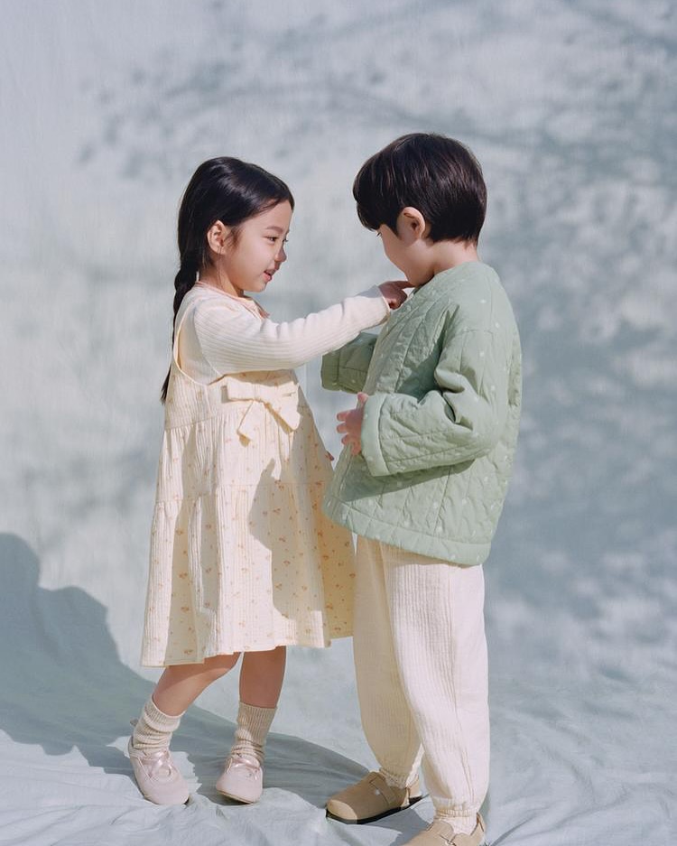 자라 2025년 새해🇰🇷🧧한복 컬렉션

글로벌 패션 브랜드 자라(ZARA)가 2025년 설날을 맞아 키즈 한복 컬렉션을 선보였습니다.

이번 컬렉션은 전통 한복을 현대적으로 재해석해 여밈 재킷, 패딩 팬츠, 자수 니트 베스트 등으로 구성되었으며, 6개월부터 6세까지 착용 가능한 사이즈로 제작되었습니다. 이미지7