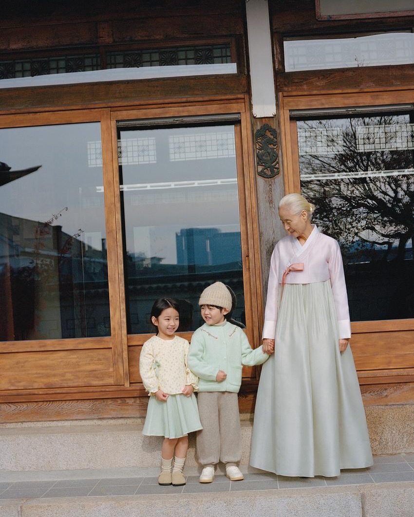 자라 2025년 새해🇰🇷🧧한복 컬렉션

글로벌 패션 브랜드 자라(ZARA)가 2025년 설날을 맞아 키즈 한복 컬렉션을 선보였습니다.

이번 컬렉션은 전통 한복을 현대적으로 재해석해 여밈 재킷, 패딩 팬츠, 자수 니트 베스트 등으로 구성되었으며, 6개월부터 6세까지 착용 가능한 사이즈로 제작되었습니다. 이미지10