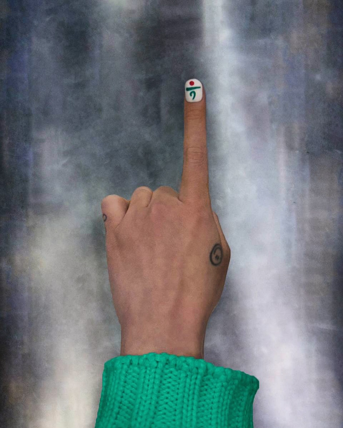 모델 선정 소식까지 힙한 GD☝️

지드래곤이 하나금융그룹의 새로운 광고모델로 선정됐습니다. 앞서, 지드래곤은 ‘하나’의 의미를 강조한 1월 11일 밤 11시 11분에 맞춰 개인 SNS 계정에 네일아트를 통해 ‘하나’를 의미하는 손가락 포즈를 공개했는데요. 같은 시간, 하나금융그룹의 주요 관계사 하나은행 SNS 계정도 지드래곤을 연상케 하는 이미지를 업로드했습니다. 

창의적인 감각과 크리에이티브한 이미지로 대표되는 지드래곤을 만난 하나금융그룹, 어떤 모습을 보여줄지 기대됩니다. 이미지1