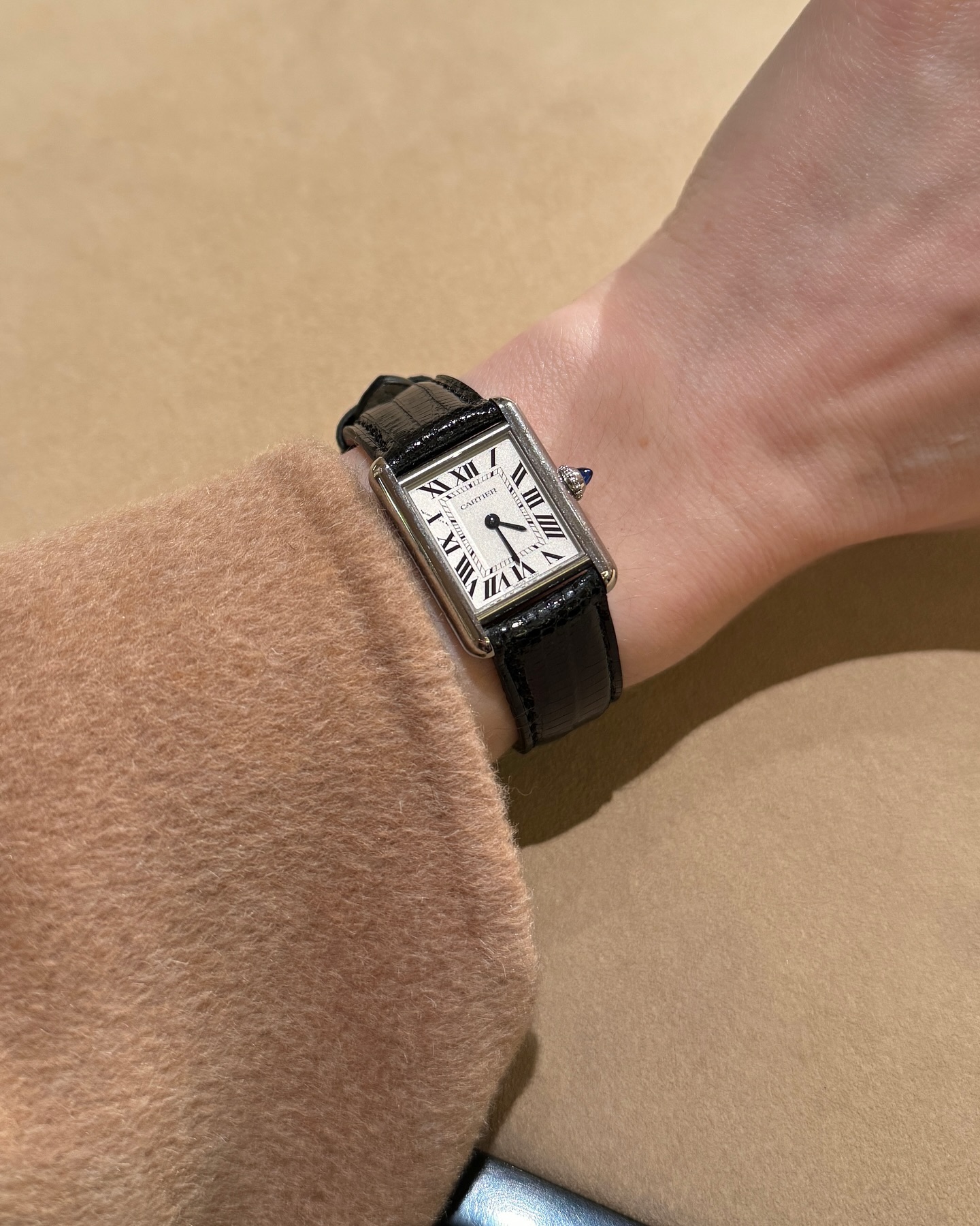 미니멀룩에 찰떡인 까르띠에 시계⌚️✨ 이미지6
