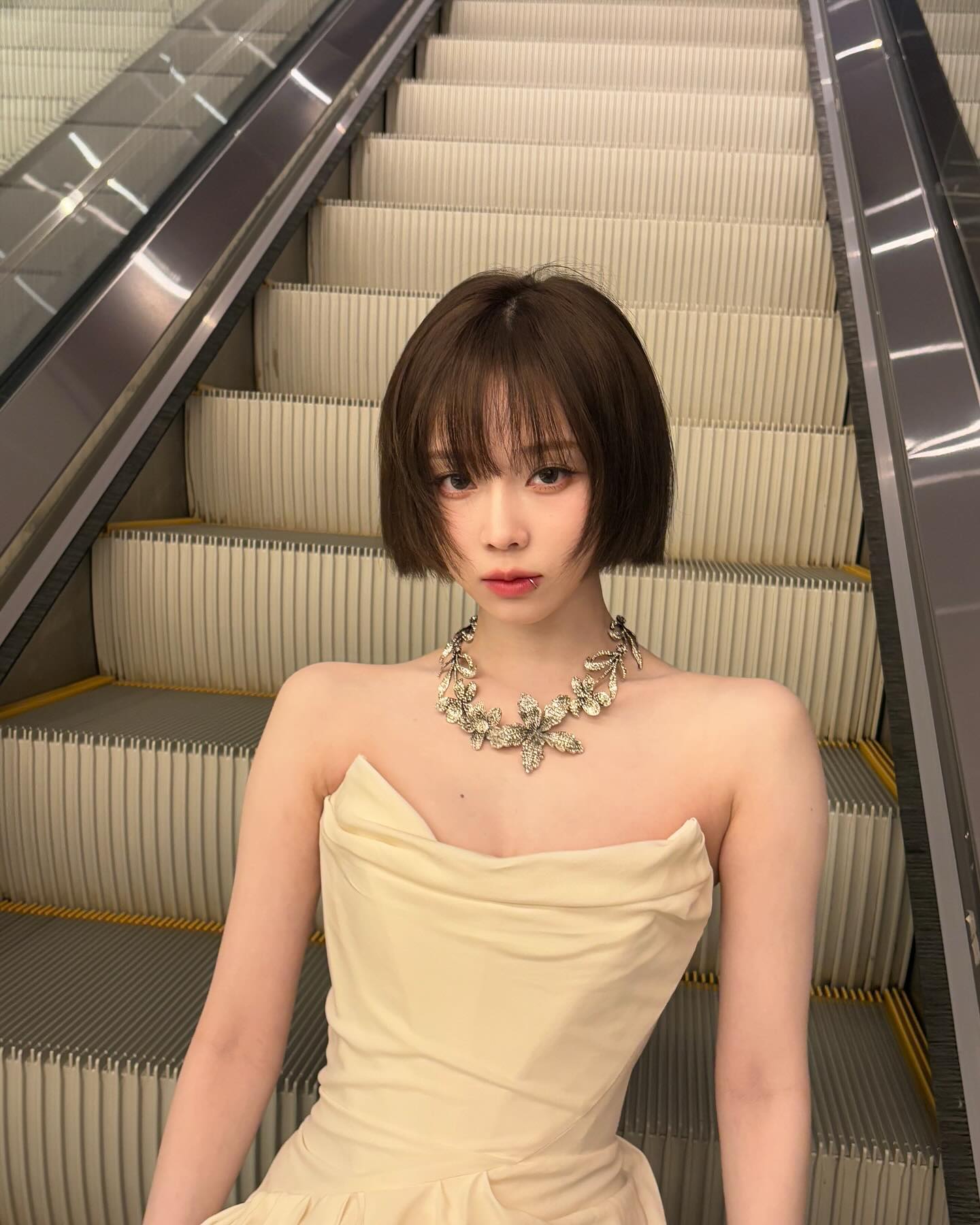 요즘 셀럽들은 칼단발 홀릭🖤✨ 이미지6