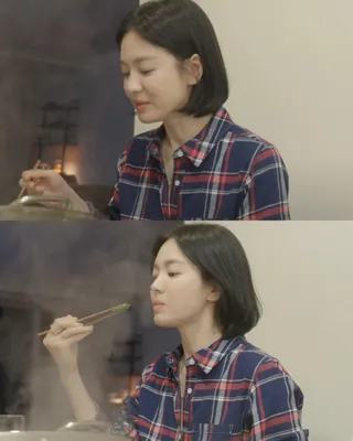 혜교언니 브이로그 착장 뭔데🔍
송혜교가 강민경 유튜브 채널에 브이로그를 게시했습니다. 혜교 언니 브이로그라니! 36분이라는 시간이 무색할 만큼 넋 놓고 봤는데요. 송혜교가 브이로그 속 일상에서 입었던 착장들을 정리해 보았습니다.
지인들과 생일 파티를 하는 자리에서는 캐주얼한 체크 셔츠를 입었죠. 이는 클루 투(Clu Too)의 Mix Media Plaid Shirt로 183달러, 한화로 약 27만 원대입니다. 전여빈과 강민경과 함께한 식사 자리에서는 펜디(Fendi)의 White FF Silk Shirt를 입고 고급스러운 분위기를 풍겼죠. 실크 소재에 펜디의 FF 로고가 들어간 화이트 셔츠는 1,750달러, 한화로 약 257만 원대입니다.
‘후애(後愛)’를 녹음하는 자리에서는 알써틴(R13)의 블랙 후드 집업을 입었는데요. 다른 룩들과는 다르게 힙한 매력을 보여주었습니다. R13의 Balloon Zip Up Hoodie, Washed Black 제품으로 가격은 685달러, 한화 약 100만 원대입니다. 따뜻한 느낌의 마지막 장면에서는 강민경의 브랜드, 아비에무아(aviemuah)의 릴랙스드 체크 셔츠 크림 컬러를 착용하였습니다. 가격은 13만 8천 원입니다.
럭셔리 아이템부터 캐주얼 아이템까지, 아직 1탄인데도 다양한 룩을 보여준 송혜교의 브이로그. 2탄에서는 어떤 룩을 보여줄지 정말 기대되지 않나요? 이미지