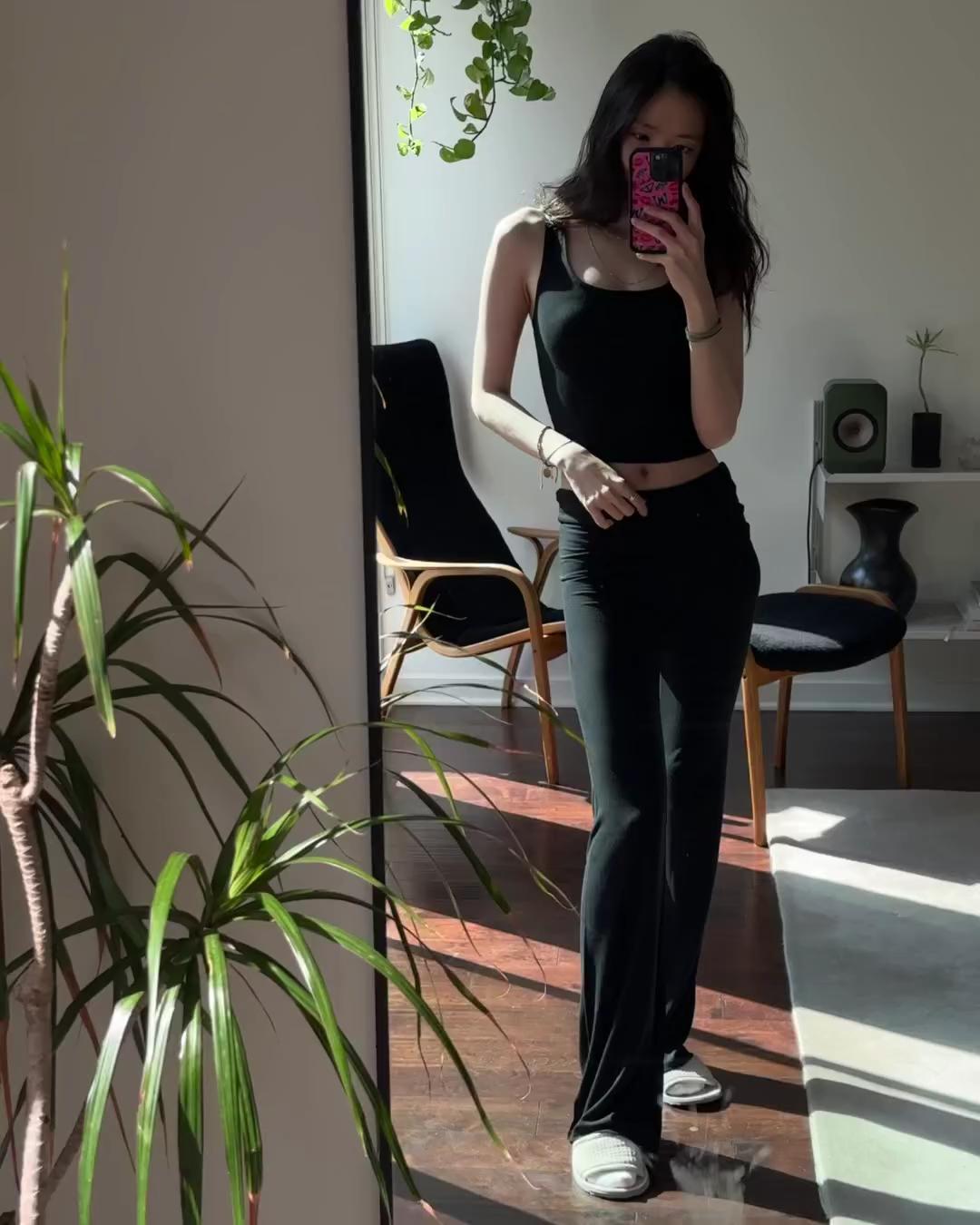 올해도 내 목표 손나 운동복 핏!🩷 
2025년에는 손나 운동해야지🏃🏻‍♀️🔥배경화면 ㄱㄱ 이미지