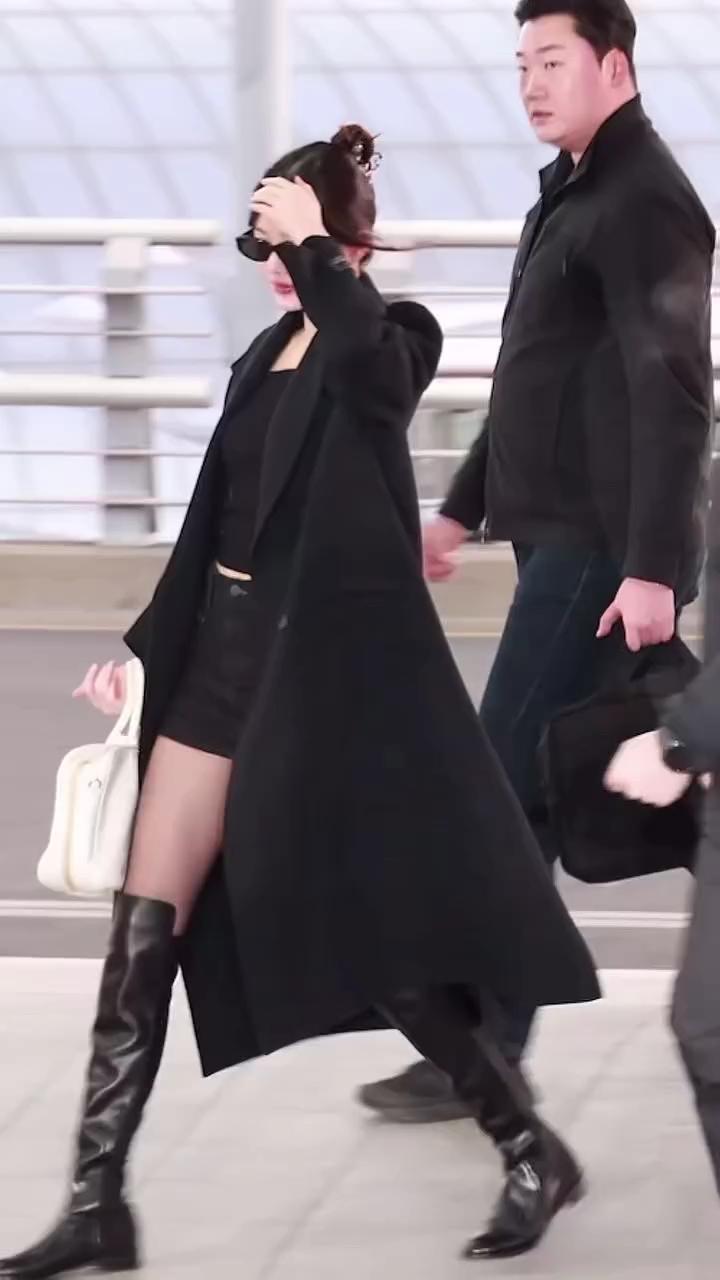 롱코트 부르는🖤@원영적사고
얼른 날씨 따뜻하면 롱코트로 멋진 올블랙 하고싶자나?😎 이미지