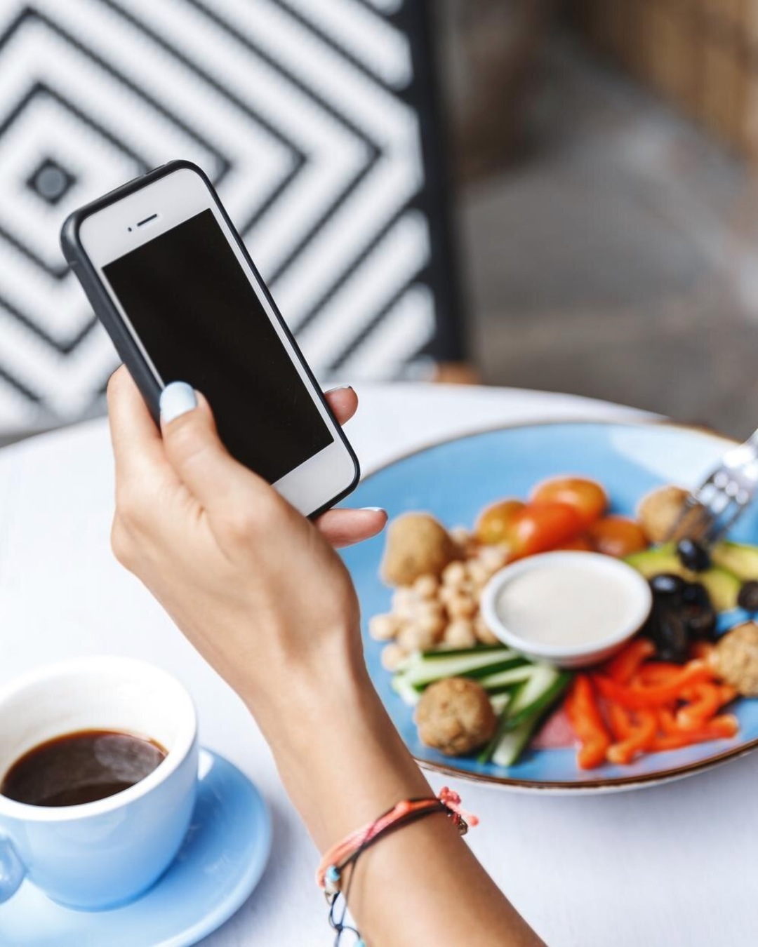 스마트폰 보면서 밥 먹으면 살 찐다📱

워싱턴포스트에서 "산만한 식사는 과식을 유발하고, 단시간에 허기를 느끼게 하며 제대로 음식의 맛을 감지하는 것도 방해한다"고 발표했습니다. 식사 시 스마트폰을 함꼐 사용하는 등의 행동은 식사 만족도를 저하시켜 과식을 유발할 가능성이 높다고 하네요.

따라서, 식사를 할 때 스마트폰과 같은 전자 기기를 끄거나 치우고, 식사 자체의 즐거움에 온전히 집중하는 습관이 필요하다고 강조했습니다. 전문가들은 의식적으로 식사 속도를 늦추고 음식의 맛과 향, 식감 등을 충분히 음미하는 습관을 들여야 한다고 조언했습니다.

 이 외에도 주의 산만한 식사는 단맛뿐만 아니라 쓴맛, 신맛, 짠맛 등 모든 맛의 감지 능력까지 저하시킨다고 합니다. 이미지