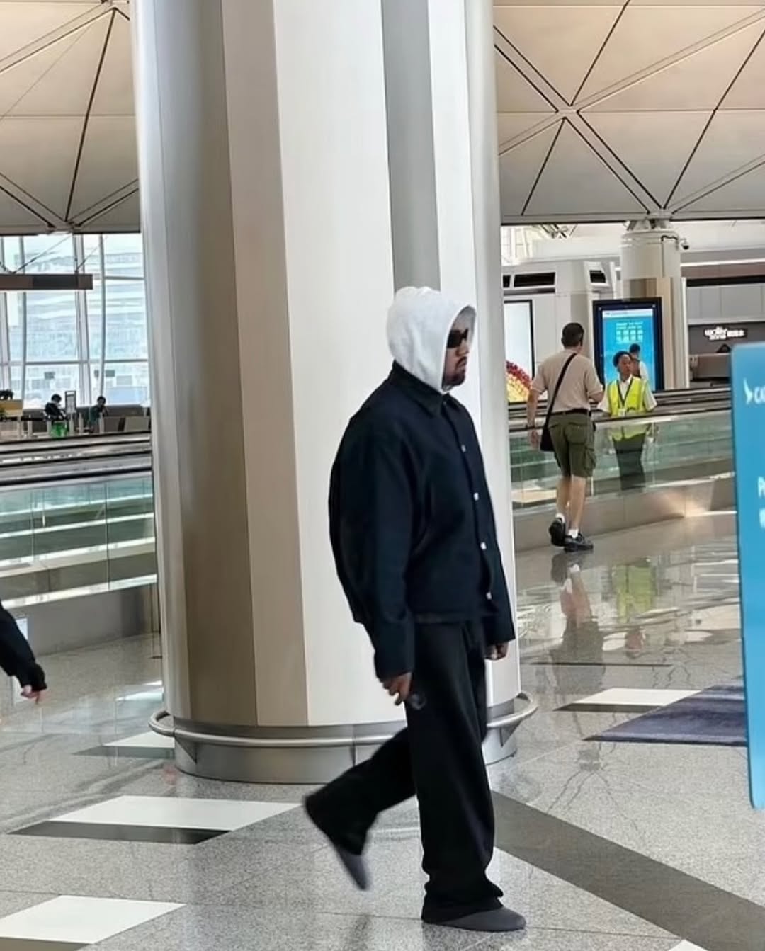 칸예의 새 신발 발매
가격은 역시 한화 3만 원 이미지