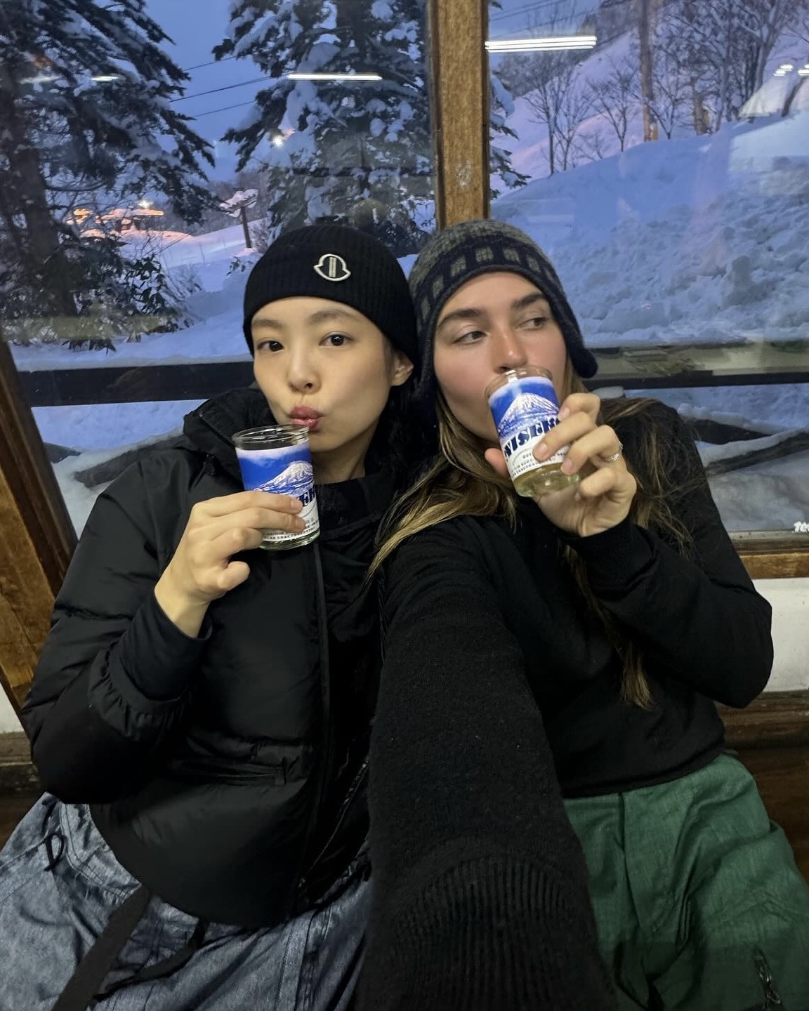 젠득이의 스키장 룩🧐⛷️

제니가 미국에서 겨울 휴가를 보내고 있는데요. 제니의 친구가 업로드한 사진 속 제니의 스키룩을 파헤쳐 보았습니다.

제니는 샤넬이 아닌 몽클레르(MONCLER)를 선택했는데요. 몽클레르의 숏 패딩과 비니로 스키장 룩을 완성했습니다. 제니의 패딩은 Vissec Short Down Jacket으로 1,995달러, 한화로 약 293만 원대입니다. 비니는 몽클레르와 릭 오웬스(Rick Owens)의 콜라보 제품으로 340달러, 한화 약 49만 원대입니다.

영상에서는 샤넬걸답게 샤넬의 비니를 쓰고 있네요! 샤넬의 캐시미어 비니 화이트&다크그레이 컬러로, 700달러, 한화 약 102만 원대입니다.

스키장뿐만 아니라 눈 오는 날에도 활용할 수 있는 제니의 스키장 아이템들! 참고해 스타일링에 활용해 보세요. 이미지