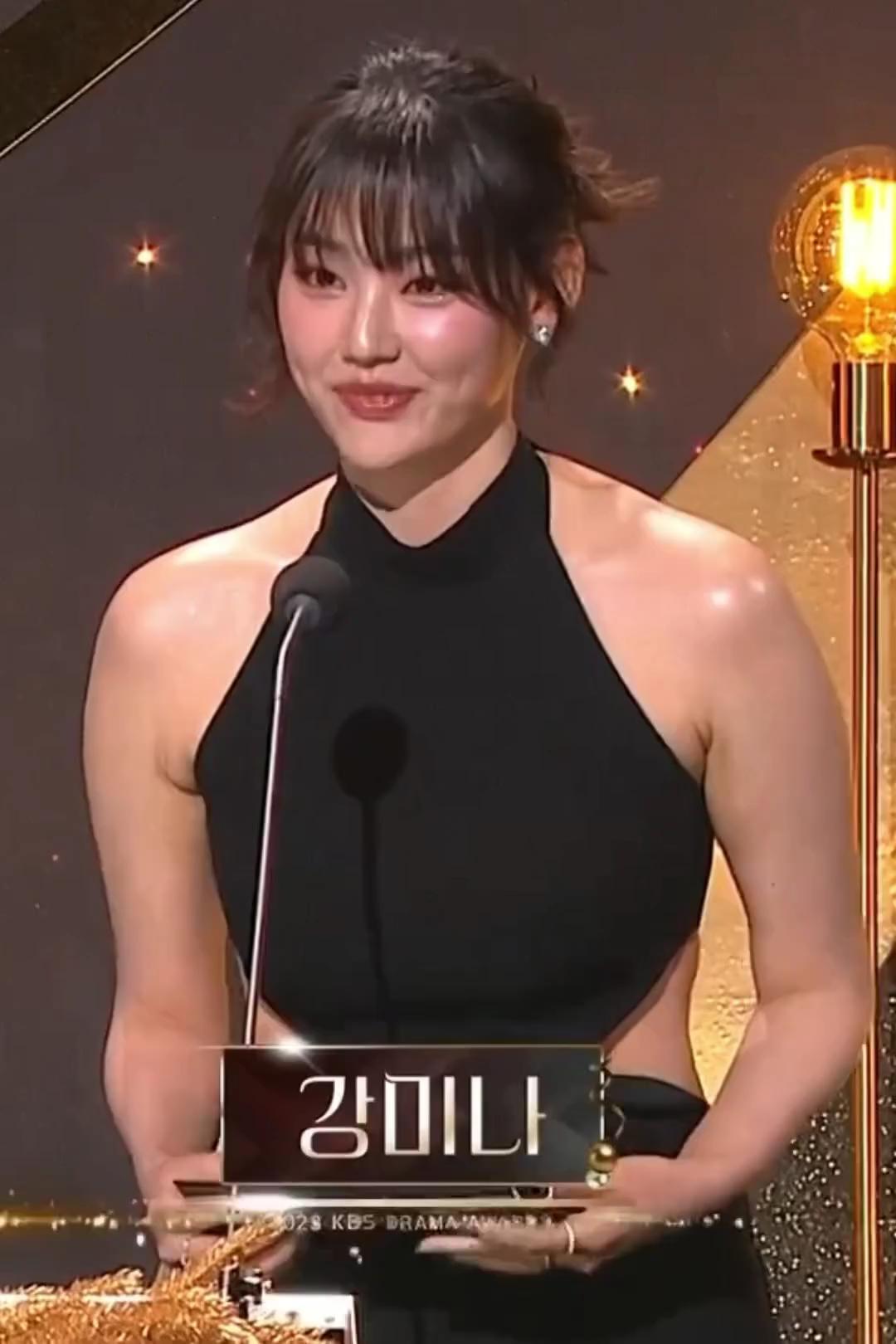 최근 재조명되는🖤강미나 어깨라인 이미지