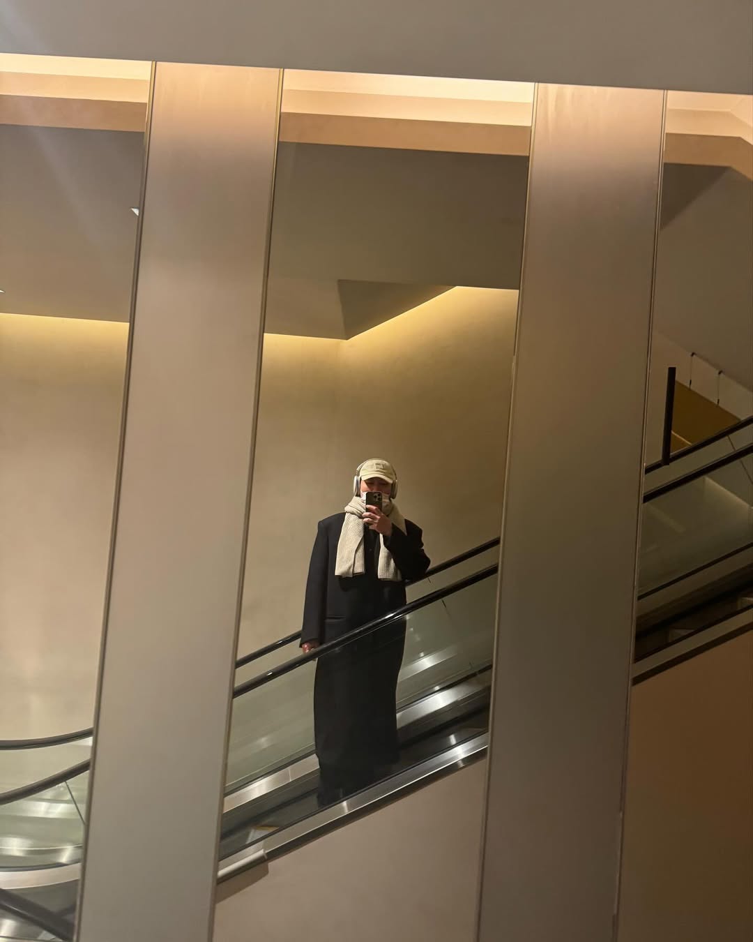 코트에 볼캡으로 포인트🧢 이미지5