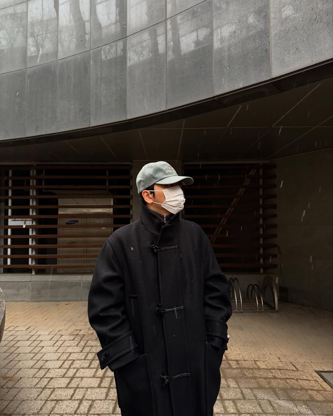 코트에 볼캡으로 포인트🧢 이미지1
