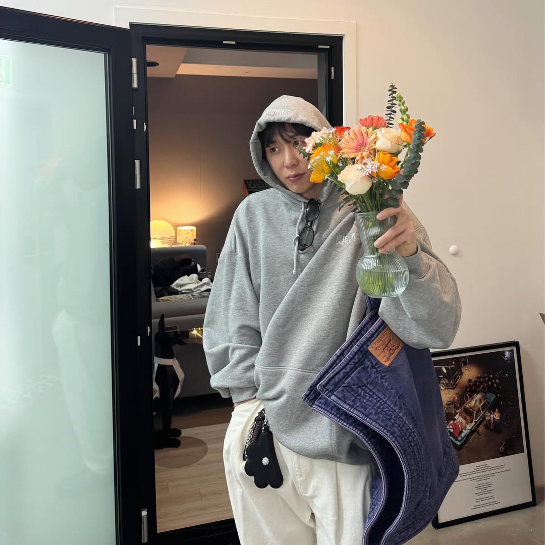 꽃을 든 남자💐 이미지