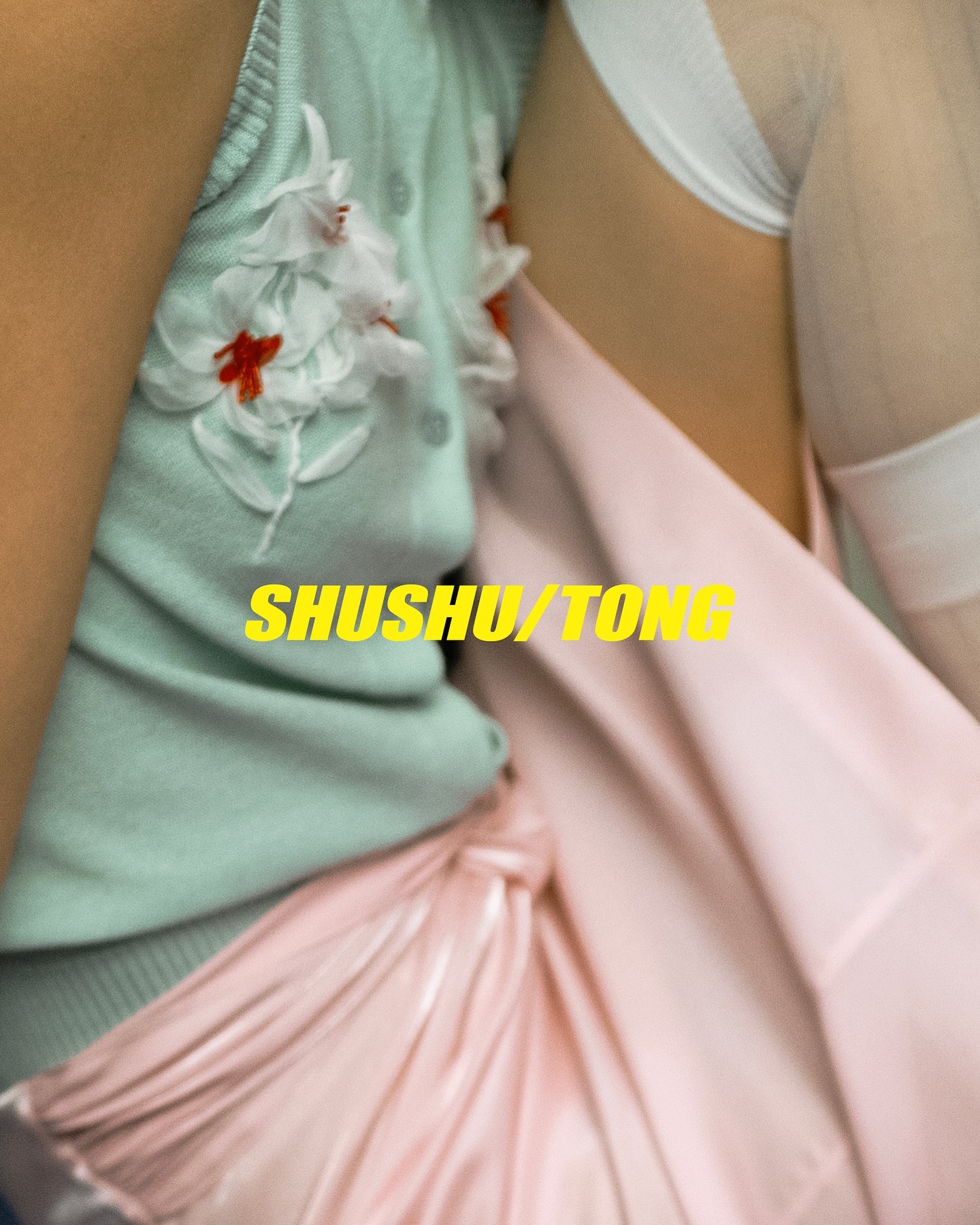 아는 만큼 보이는 슈슈통🎀

슈슈통(ShuShu Tong), 들어보셨나요? 셀럽들의 패션에 관심이 많은 분이라면 한 번쯤 들어본 브랜드일 겁니다. 슈슈통은 중국 브랜드로, 로맨틱한 무드를 리본과 러플 등 사랑스러운 디테일로 표현해냅니다. 

제니, 뉴진스, 에스파, 아이브, 르세라핌 등 슈슈통 옷을 안 입었던 팀이 없을 정도로 많은 아이돌이 착용하는데요. 이러한 슈슈통 2025 SS 컬렉션의 드롭이 시작되었습니다. 이번 컬렉션은 여성의 복잡한 내면과 성숙함을 주제로 한 컬렉션이었는데요. 느슨하게 풀려 있는 리본 디테일이 이런 주제를 드러내 주었습니다. 

슬라이드를 넘겨 슈슈통의 여름 컬렉션을 구경해 보세요. 다가오는 여름, 아이돌들의 무대에서 "어? 이 옷!" 하게 되실 겁니다. 슈슈통의 옷, 하나쯤은 무조건 등장할 테니까요. 이미지1