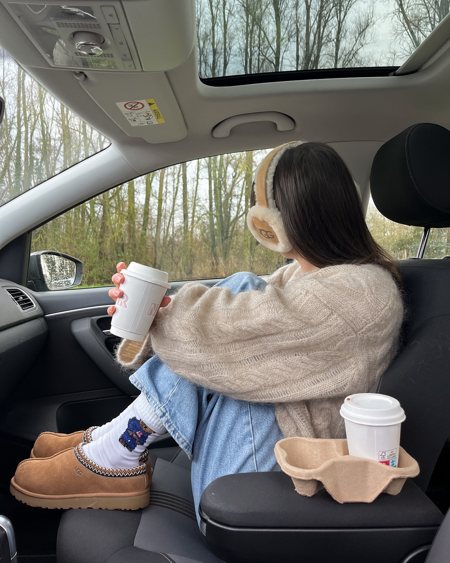 차 안이 곧 스튜디오🚗
분위기 있는 자연광에 프라이빗한 무드까지🖤 @따라해 이미지