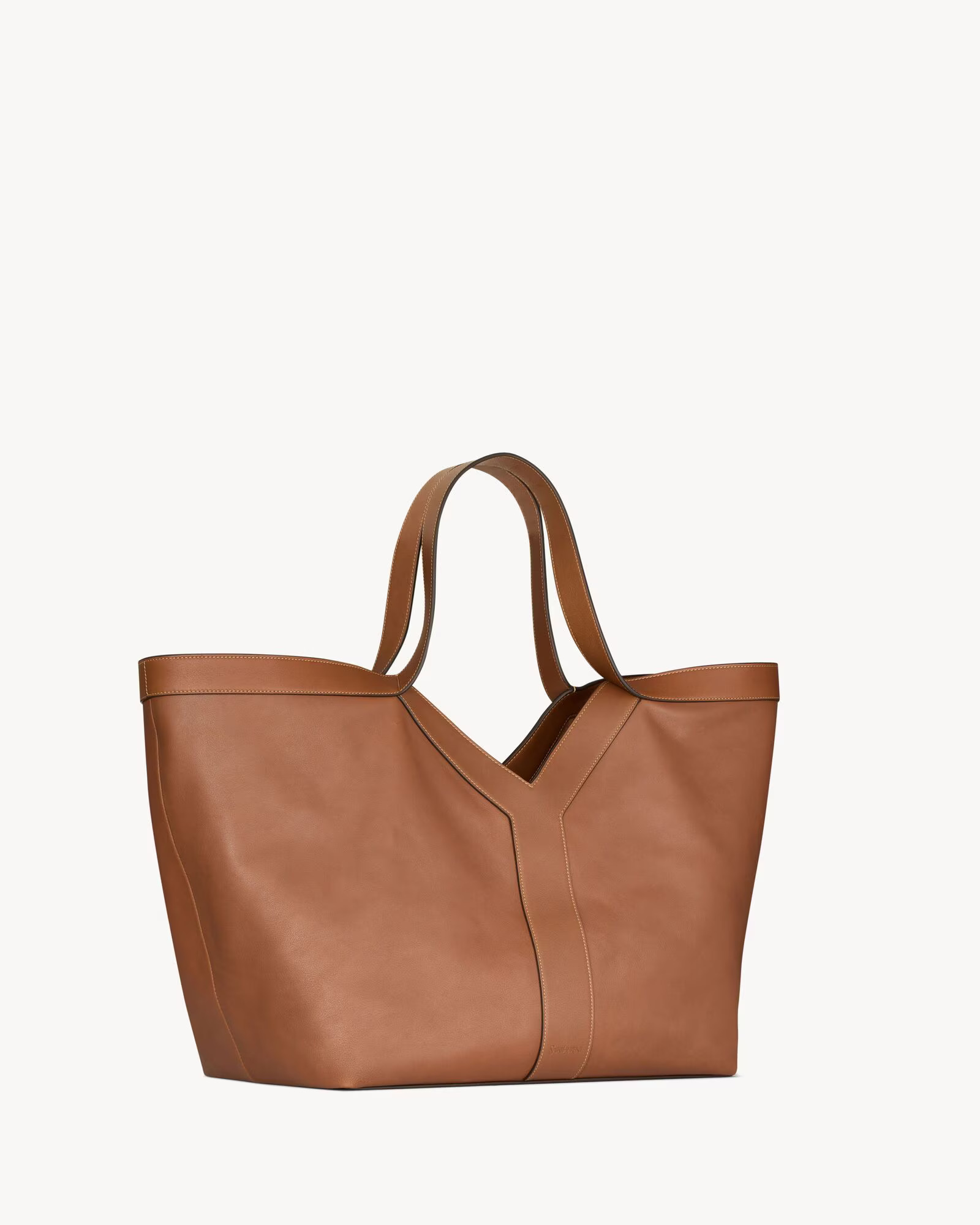 너도 나도 들고 다니는 빅 백👜

로제, 김나영, 차정원, 차은우까지! 핫한 셀럽들이 모두 들고 다니는 가방이 있습니다. 바로 생 로랑의 Y 백인데요.

1970년대부터 사용된 'Y' 이니셜을 활용한 빅 백으로, 브랜드의 아이코닉한 모티프를 재해석해 심플하면서도 세련된 매력을 더했습니다. 복잡한 디테일을 덜어내고 절제된 Y 모티프만을 살려 데일리로 들기에도 적합한 디자인이죠.

이 가방은 로제, 김나영처럼 캐주얼한 룩에도, 헤일리 비버처럼 클래식한 룩에도 완벽하게 어우러집니다. 섬세한 그레인 카프 스킨 소재와 스웨이드 안감으로 고급스러움을 더했으며, 컬러는 브라운 계열의 브릭 컬러와 기본 컬러인 블랙으로 출시되었습니다. 가격은 528만 원으로, 특히 가방에 짐을 많이 들고 다니는 보부상 스타일이라면 생 로랑의 Y 백을 고려해보세요! 이미지