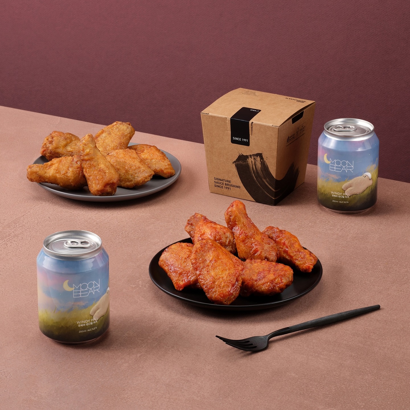 1인 가구에게 딱인 교촌 신메뉴🍗

교촌치킨이 1인 가구와 혼밥, 혼술족을 위한 신메뉴 '싱글시리즈'를 선보였습니다. '교촌싱글윙'과 '레드싱글윙' 두 가지 맛으로, 개인의 취향에 맞춰 다양한 조합을 즐길 수 있는데요. 가격은 8,000원대이며, 전국 매장에서 한정 수량으로 판매됩니다.

또한, 22일까지 교촌치킨 앱에서 첫 주문 시 50% 할인 혜택을 제공하니, 오늘 저녁은 교촌 치킨으로 간편하게 즐겨보세요!🤎 이미지