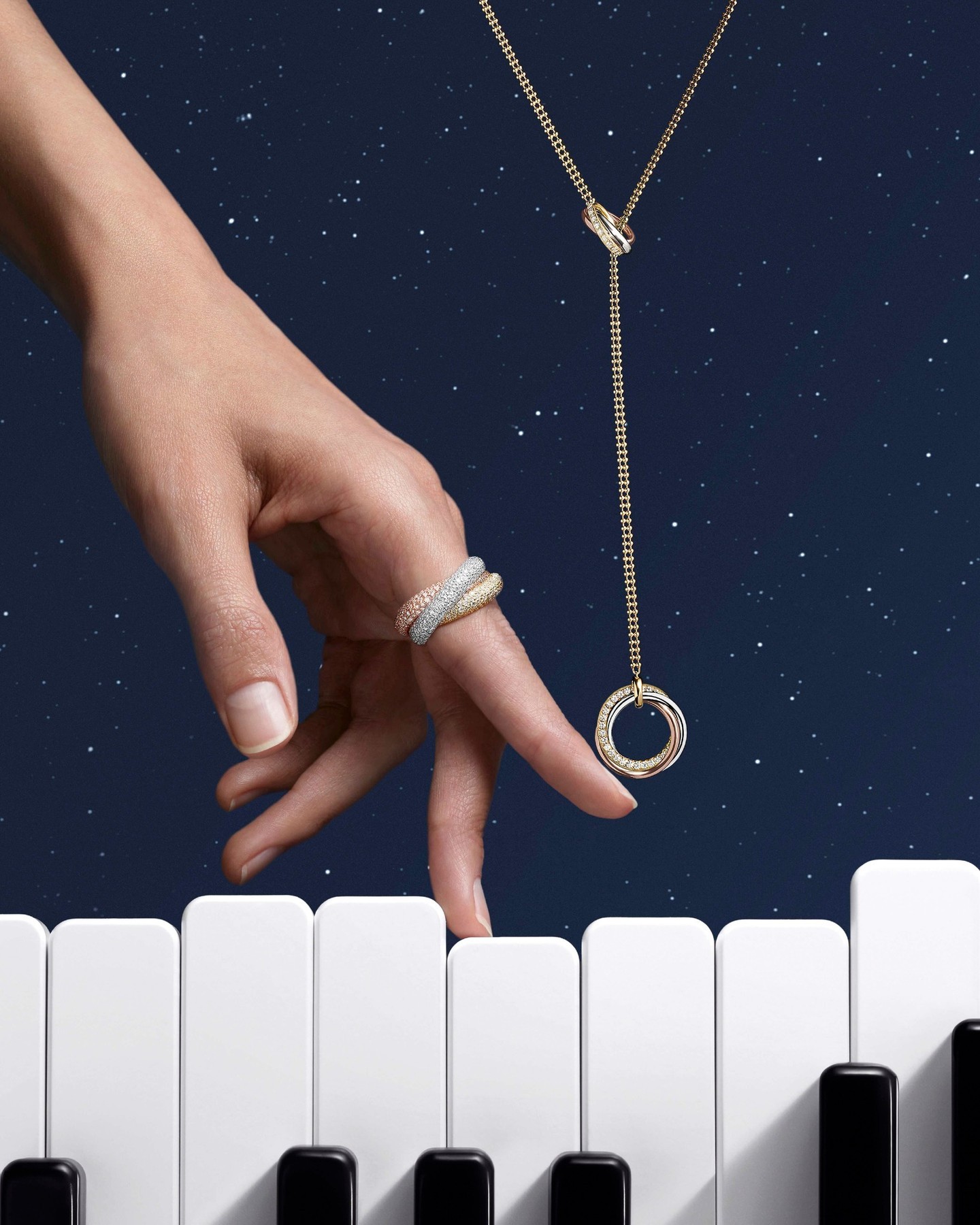 까르띠에도..가격 인상🥲
까르띠에(Cartier)가 내달 2월 4일부터 국내 판매 제품의 가격을 평균 6% 인상합니다. 주얼리 제품은 약 6%, 시계 제품은 6-7% 정도 오른다고 합니다. 이렇게 인상된다면 가장 많이 찾는 시계인 탱크 머스트 스몰 가죽 모델도 500만 원에 육박하게 됩니다. 인상 전 오픈런 열기가 더 뜨거워질 듯합니다.
까르띠에뿐만 아니라 최근 여러 명품 브랜드들이 연이어 가격을 올리는 추세입니다. 샤넬(CHANEL)도 이달 초 일부 플랩백 제품의 가격을 인상했죠. 대표적으로 ‘코코핸들’ 미디움 사이즈는 900만 원에서 931만 원으로, 라지 사이즈는 983만 원에서 1017만 원으로 올랐습니다. 반 클리프 아펠(Van Cleef & Arpels) 역시 인기 제품인 빈티지 알함브라 펜던트(말라카이트 기준)를 476만 원에서 495만 원으로 약 4% 인상했습니다.
올해 들어 주요 명품 브랜드들이 앞다퉈 가격 인상을 발표하고 있는 상황인데요, 구매 계획이 있으신 분들은 하루빨리 부티크로 달려가셔야겠습니다🏃♀️💨 이미지5