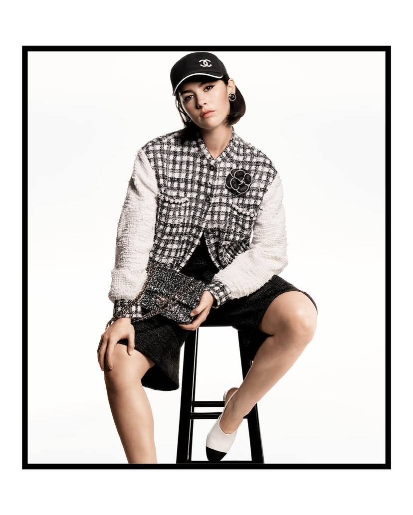 샤넬 25년 봄-여름 프리 컬렉션🖤

2025 봄-여름 프리 컬렉션 캠페인의 얼굴로 그레이시 에이브럼스(Gracie Abrams)가 선정되었습니다.
미국의 싱어송라이터인 그레이시는 과거 그래미 어워드와 멧 갈라 등 행사에서 샤넬을 착용한 모습을 선보였으며, 이번에 새로이 샤넬의 하우스 앰배서더로 임명되었습니다.
크레이그 맥딘(Craig McDean)이 촬영을 맡고 소피아 코폴라가 예술 감독을 담당한 이번 캠페인은 사진, 음악, 영상을 결합해, 샤넬의 세계관을 모던하고 여성적으로 해석했습니다.

그레이시 에이브럼스가 영화 속 여주인공의 모습을 보여주는 가운데, 컬렉션은 소피아 코폴라의 캐릭터에서 얻은 영감들로 가득합니다.
트위드 재킷을 청바지와 매치하고, 트위드 소재 베이스볼 재킷에 버뮤다 쇼츠와 캡을 더해 보이시한 느낌을 주는 등 캐주얼하면서도 시크한 매력이 돋보입니다. 또한 대비를 활용한 요소로 90년대를 떠올리게 합니다.
데님에 체인 주얼리를 엮어 재해석하고, 가죽에는 부드러운 엠보싱 퀼팅 효과를 새롭게 주어 샤넬 백의 상징인 다이아몬드 퀼팅을 연상시킵니다. 퀼팅은 재킷, 리틀 블랙 드레스, 그리고 오버사이즈 토트를 포함한 백에 적용되었습니다.

또한 절제된 이미지를 통해 이번 컬렉션의 핵심인 진주, 트위드, 재해석한 샤넬 아이콘을 더욱 부각시켰습니다.
가브리엘 샤넬이 사랑했던 진주는 트위드 재킷의 브레이드 장식, 색 바랜 데님 위의 프린트, 또는 니트웨어의 모티프로 등장하며, 소투아르 네크리스, 링, 백 등 액세서리를 장식하기도 했습니다.
트위드는 가벼운 질감으로, 은은한 파스텔 톤, 섬세한 페일 핑크와 스카이 블루, 기본적인 블랙 앤 화이트 컬러로 선보였습니다.
룩과 세트를 이루는 트위드 소재 11.12 백, 까멜리아, 리본 장식, 플랫폼 또는 낮은 굽의 슬링백으로 재해석한 투톤 슈즈, 더블 C 로고 장식 커프 브레이슬릿 등 샤넬의 상징도 곳곳에 등장합니다.

몇몇 이미지에서는 액세서리를 고급스러운 오브제로 연출해, 리본 장식 샌들, 진주 주얼리, 미니 퀼팅 백, 머리핀, 선글라스, 까멜리아로 샤넬 매력의 정수를 보여줬습니다.

2025 봄-여름 프리 컬렉션은 1월 중순부터 샤넬 부티크에서 만나볼 수 있습니다. 이미지9