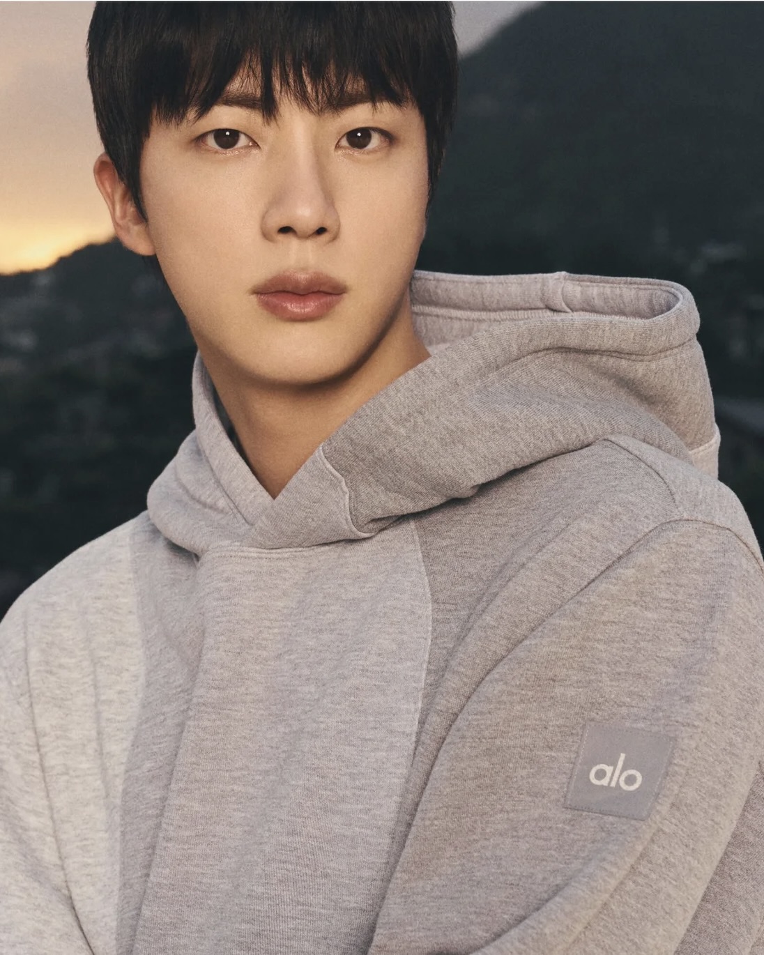 알로 요가 한국오면 뭐 살까🧐

우리에게 켄달 제너의 운동복으로 익숙한 미국 프리미엄 요가복 브랜드 알로 요가가 오는 4월 서울 강남 도산공원 인근에 한국 첫 플래그십 스토어를 오픈합니다. 총 6개 층의 건물에 럭셔리와 웰니스를 테마로 한 체험 공간도 갖춘다고 하는데요. BTS 진이 블랙핑크 지수에 이어 새 앰버서더로 선정되기도 했죠. 알로 요가가 한국 진출에 본격적으로 발을 들이는 모양새입니다.

드디어 한국에서 만나볼 수 있는 알로 요가! 어떤 아이템을 사야 할까요? 켄달 제너도 자주 입는 탱크탑과 레깅스는 기본 아이템이죠. 후디와 풀오버 스웻팬츠 같은 일상복 또한 미니멀한 디자인으로 인기가 많습니다. 또, 알로의 의외의 핫템! 바로 아우터입니다. 미국 길거리에서는 알로 아우터를 입은 사람들을 정말 많이 볼 수 있는데요. 패딩, 플리스는 물론이고, 지수가 입었던 바시티 자켓도 인기가 많은 아이템 중 하나입니다. 양말과 헤어 집게도 포인트로 좋고요.

운동할 때뿐만 아니라 일상에서도 자주 입을 수 있는 알로 요가 아이템들, 플래그십 스토어 오픈을 기다리며 미리 장바구니를 채워봅시다! 😎
 이미지