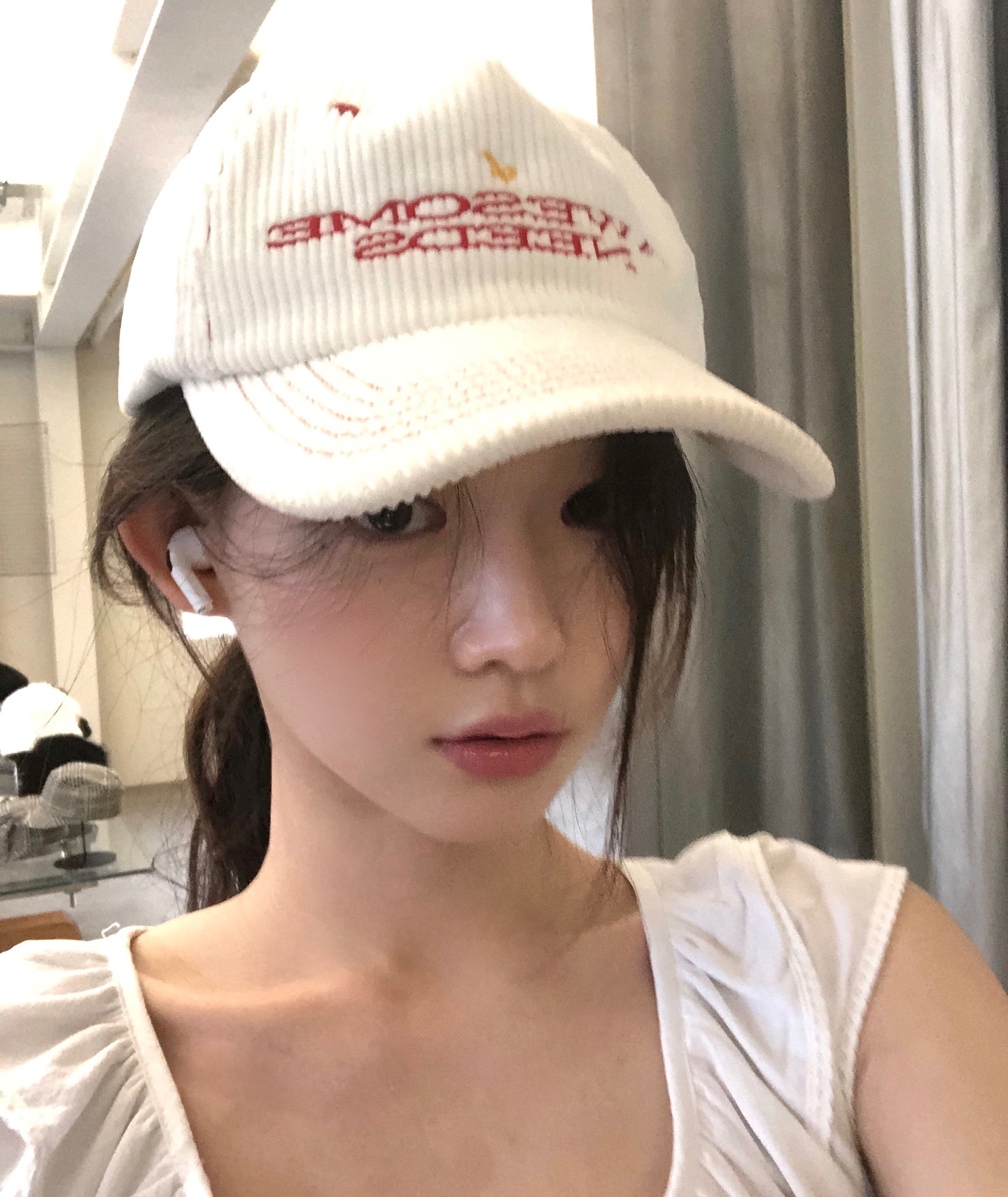 최윤지 러블리힙 무드 비결💜🖤
볼캡으로 완성하는 힙한 러블리룩🧢✨ 이미지4