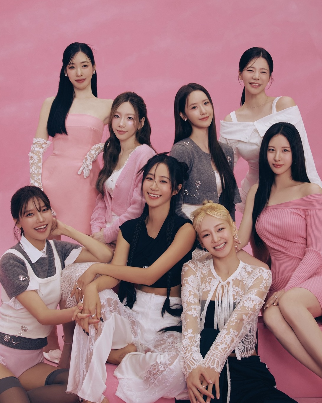 지소앞소영소🩷소시 단체샷💕

SM엔터테인먼트가 인스타그램을 통해 30주년을 맞이하여 촬영한 기념사진을 공개하였습니다.
그중 소녀시대의 단체 사진 및 개인 사진도 함께 공개되었는데요. 우리 언니들 단체 샷을 볼 때마다 반가움과 여전한 미모에 대한 놀라움이 공존하는 것은 저뿐만이 아니겠죠?
저는 이만 오랜만에 단체 샷 뜬 김에 '다만세' 들으러 갑니다🏃🏻💨💨 이미지