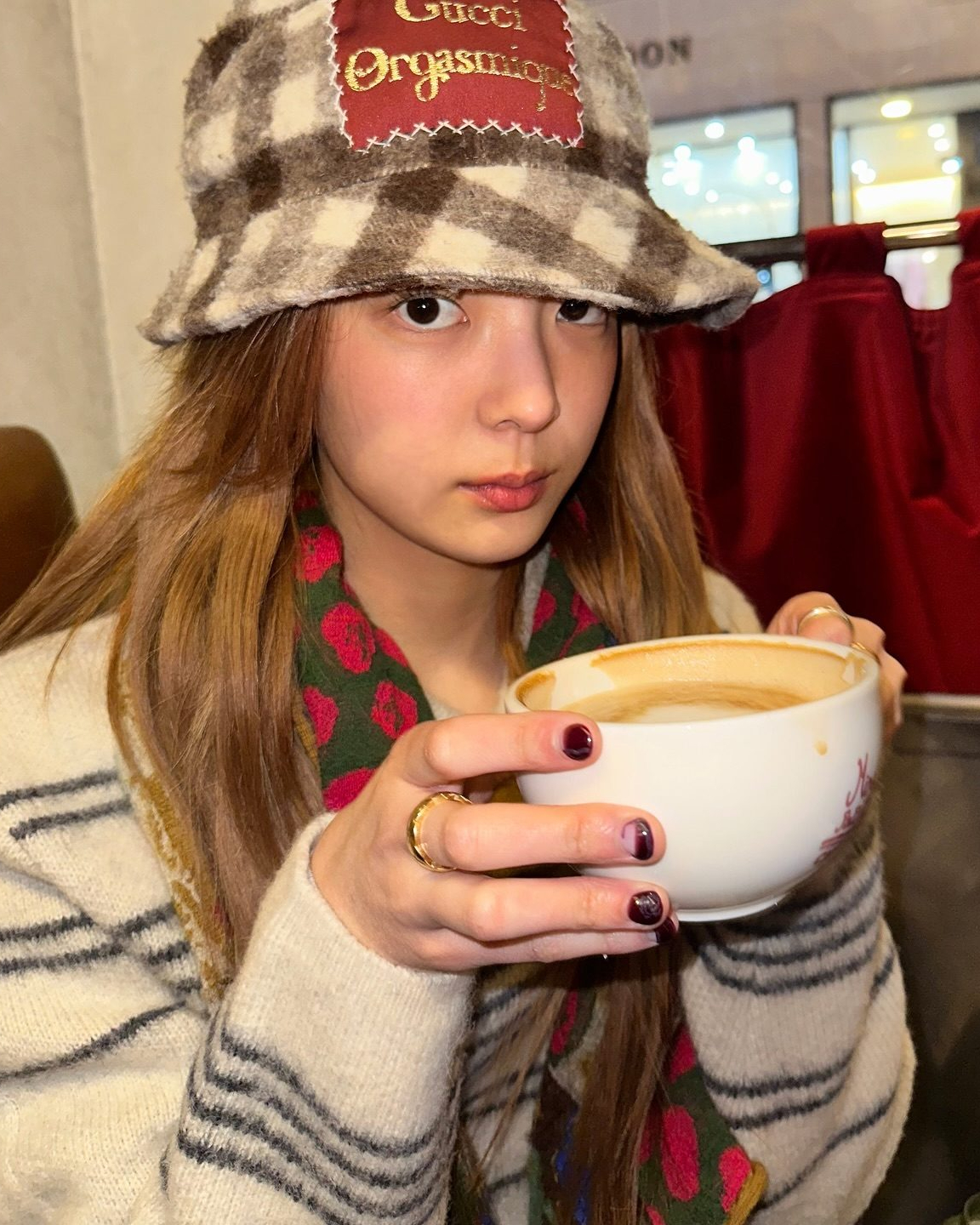 힙 달란트 미쳤다✨리아 일상룩
찐여친짤의 비결은🤍민낯 +화이트톤 룩으로 완성! 이미지