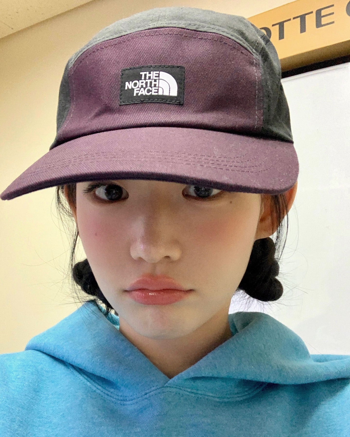 최윤지 러블리힙 무드 비결💜🖤
볼캡으로 완성하는 힙한 러블리룩🧢✨ 이미지8